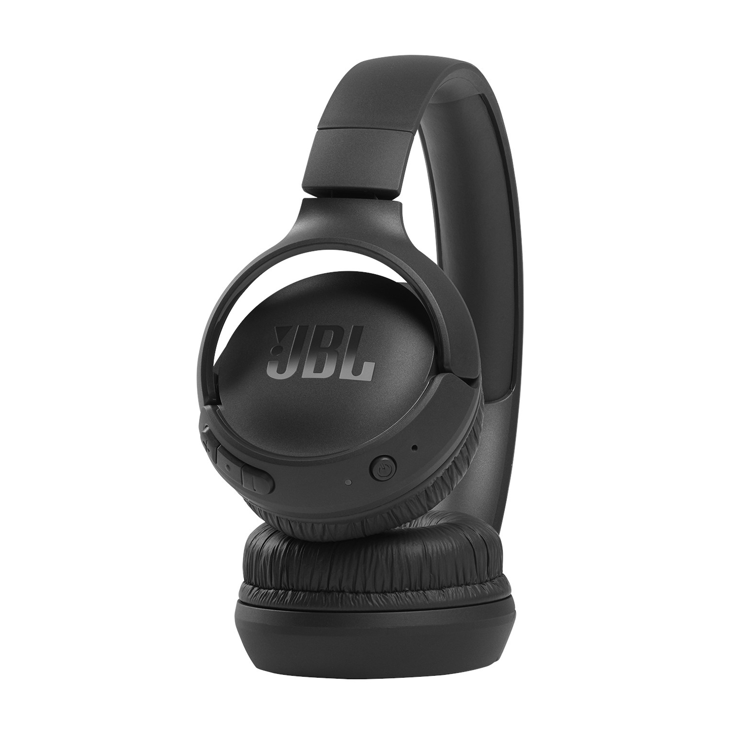 Cuffie JBL nere con archetto e padiglioni auricolari curvi, angolati verso lo spettatore.