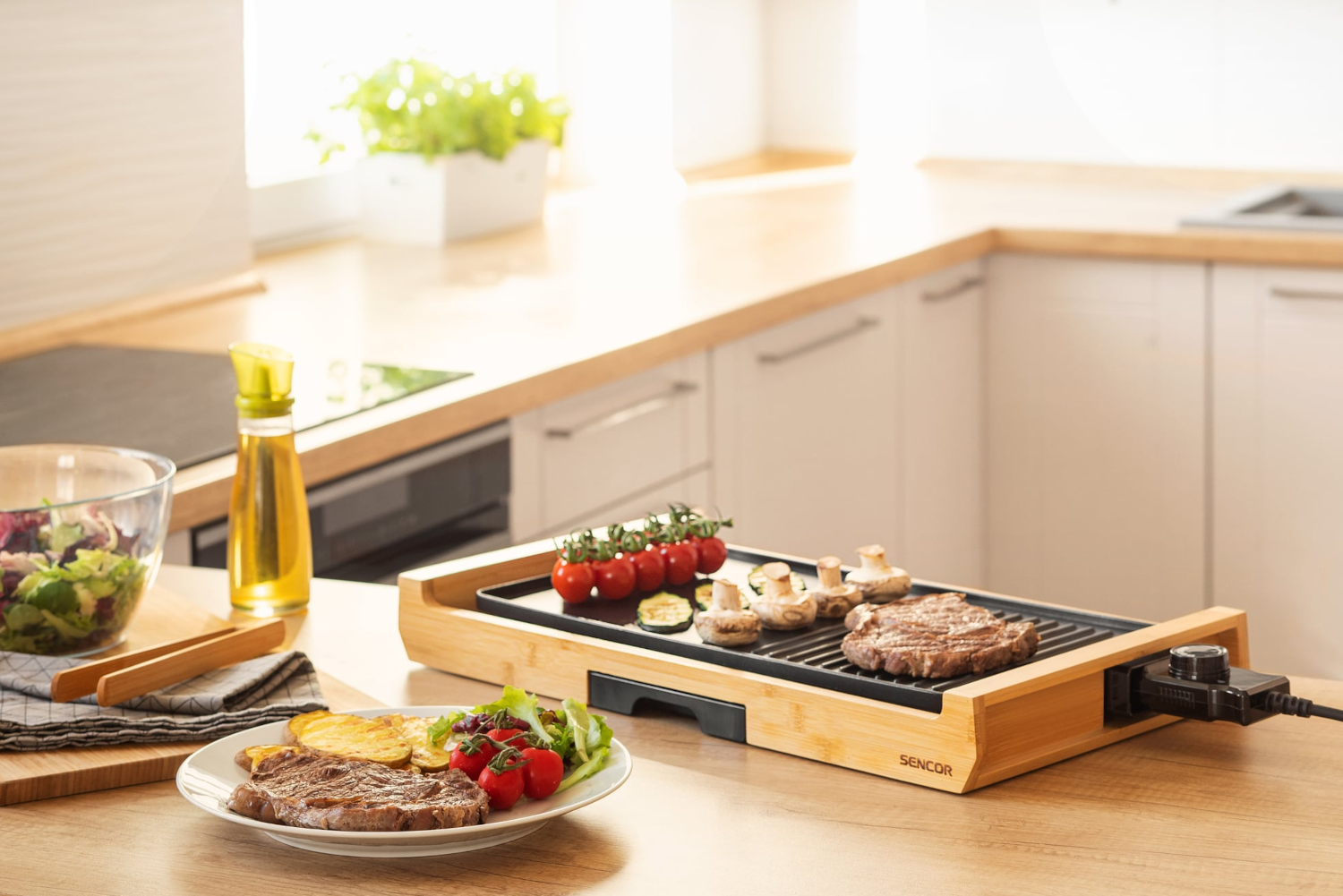 Grill zöldségekkel és hússal. Egy tányér hússal és zöldségekkel az előtérben.