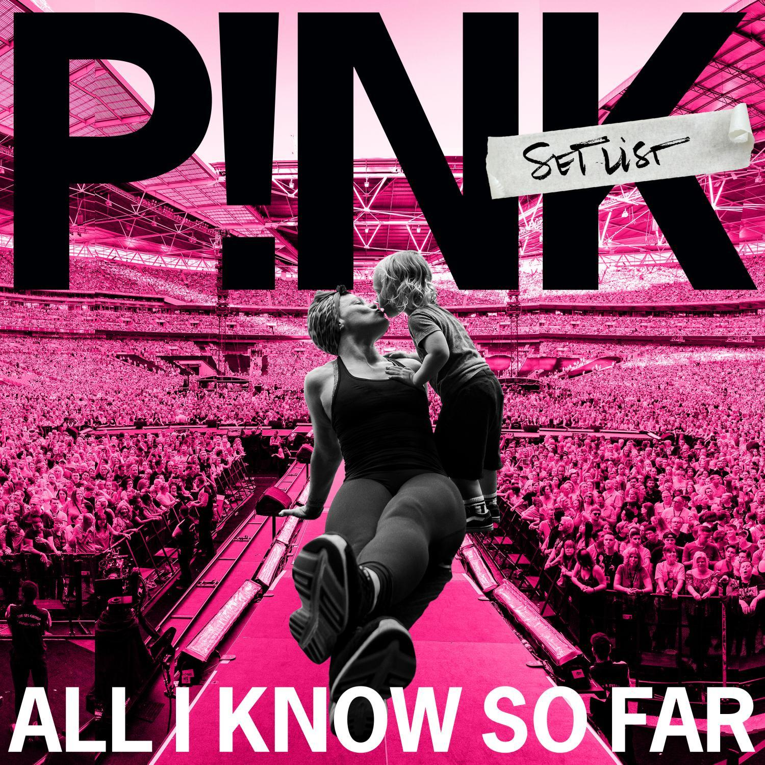 P!nk egy gyerekkel a színpadon, csókolózva. Rózsaszín tömeg a stadion háttérben.