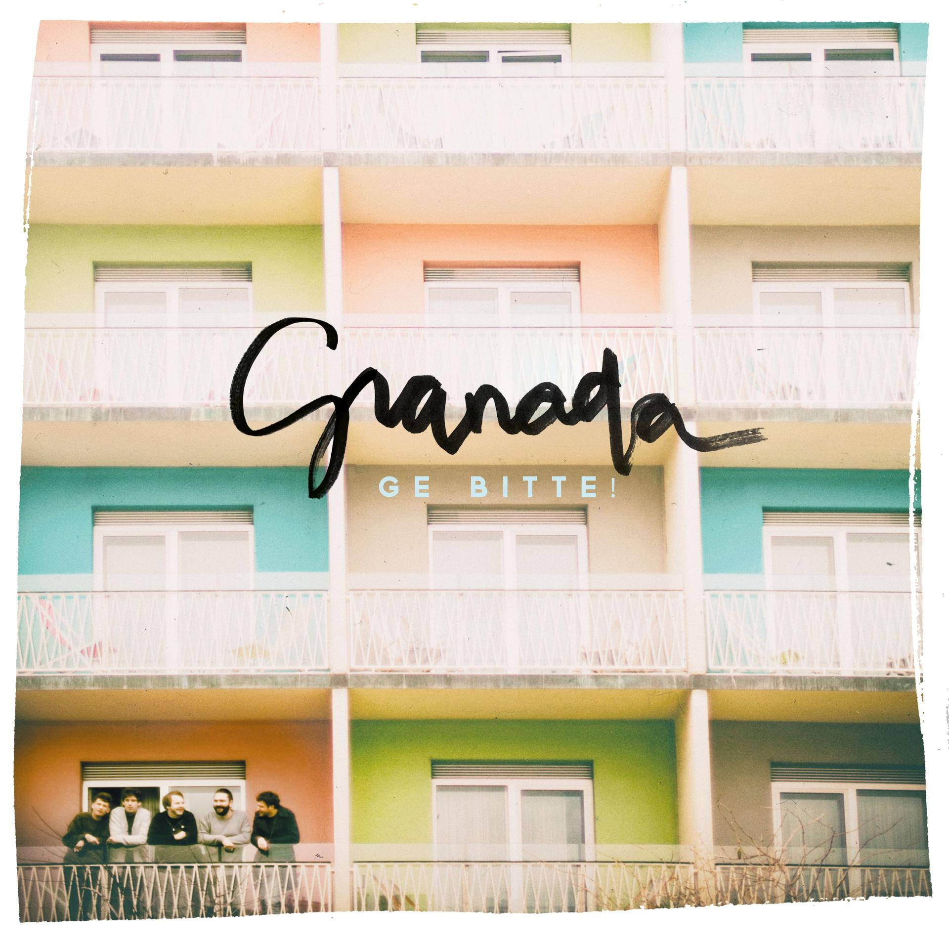 Ein farbenfrohes Wohngebäude mit 'Granada' und den Worten 'GE BITTE!' auf dem Gebäude.
