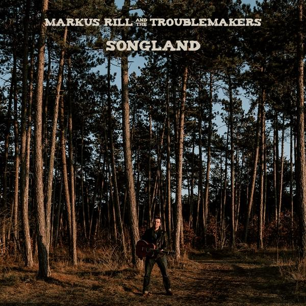 Albumcover: Ein Mann mit Gitarre steht in einem Wald mit hohen Bäumen.