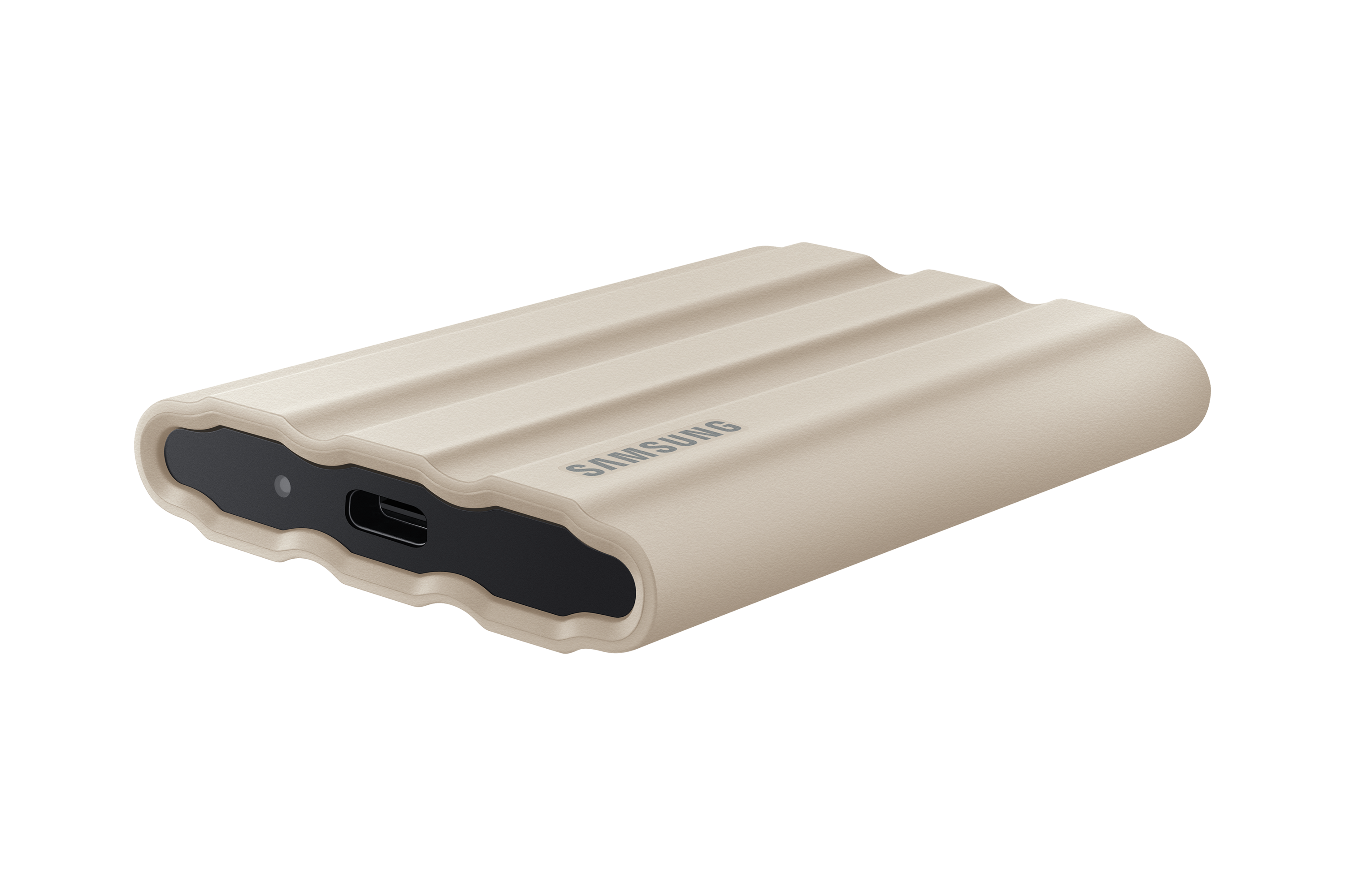 Een beige Samsung draagbare harde schijf, met een USB-C-poort. De schijf heeft een getextureerd, geribbeld oppervlak.
