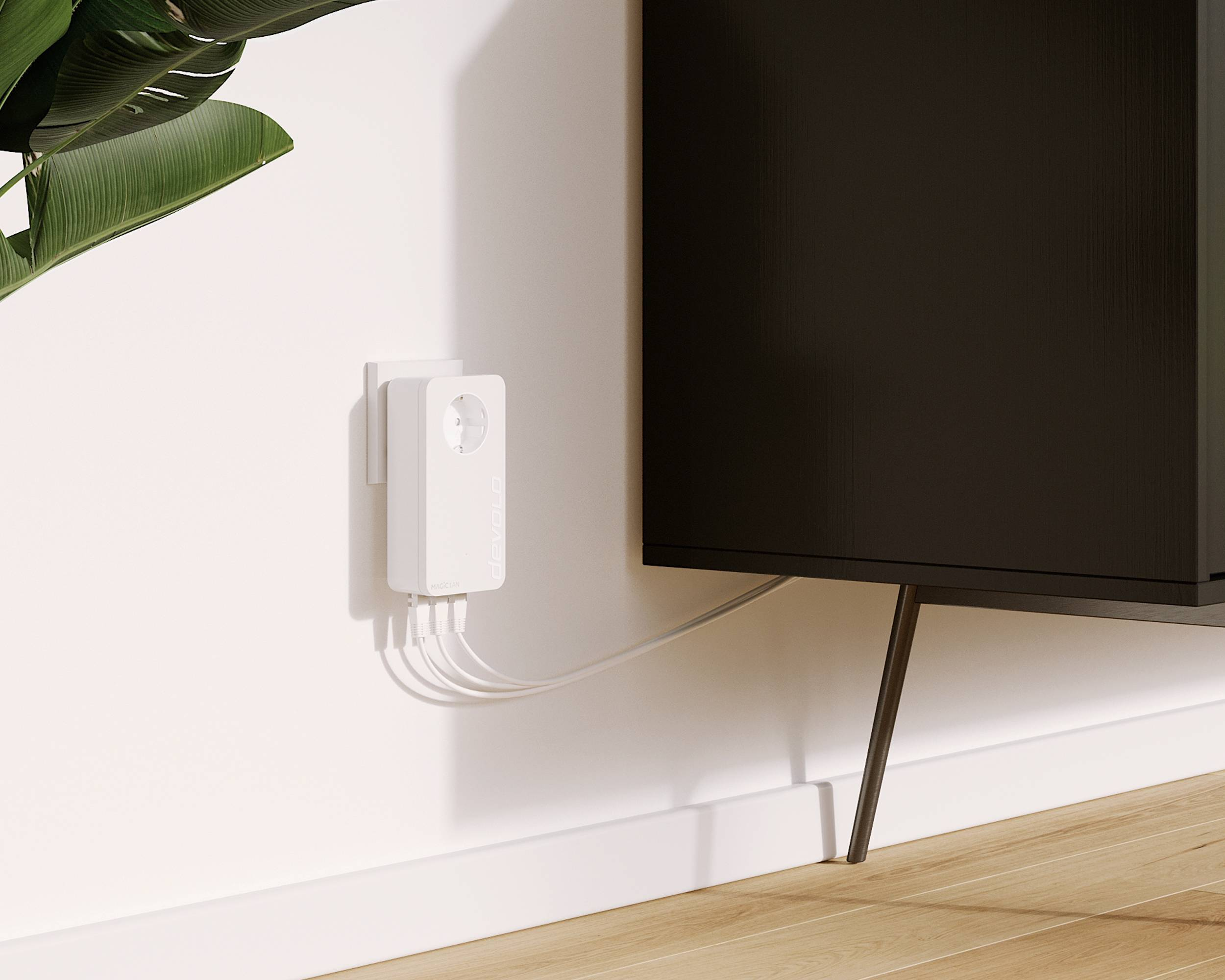 Weißer Powerline-Adapter an weißer Wand, Kabel zum TV-Ständer.