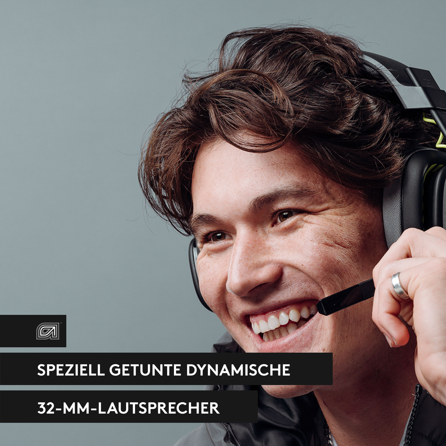 Lächelnder Mann mit Headset, Text: 'Dynamische 32-MM-Lautsprecher'.