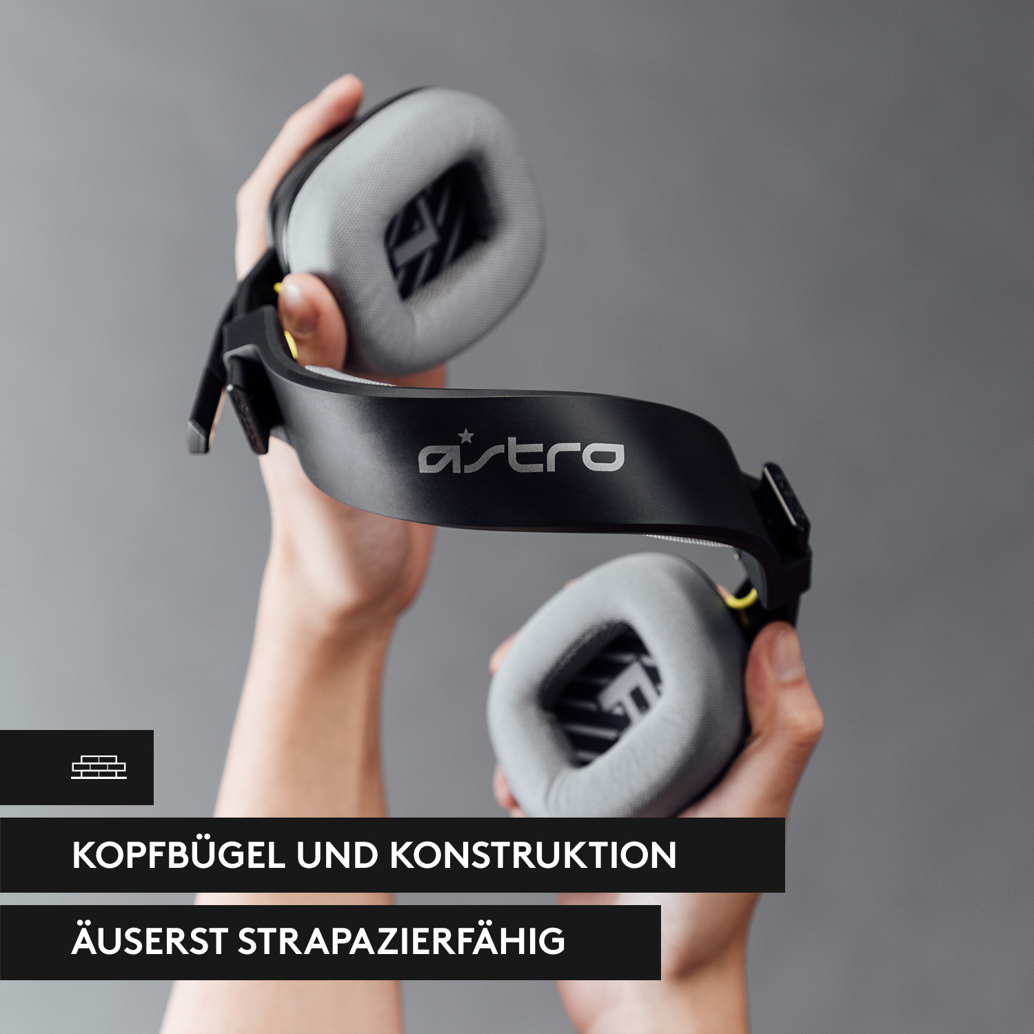 Astro-Gaming-Kopfhörer, gehalten von zwei Händen. Auf dem Bügel steht 'astro'.