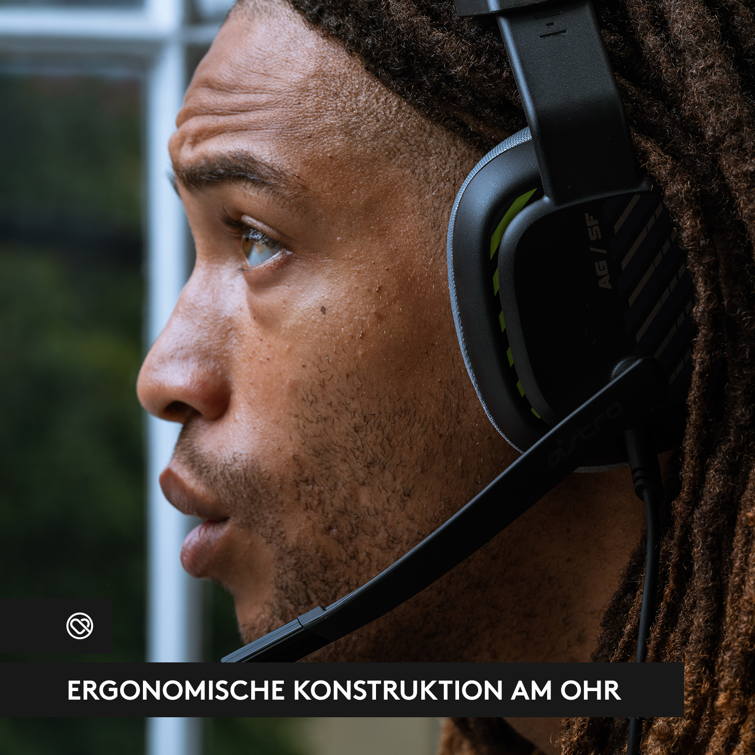 Mann mit Dreadlocks mit Headset. Text: Ergonomisches Design am Ohr.