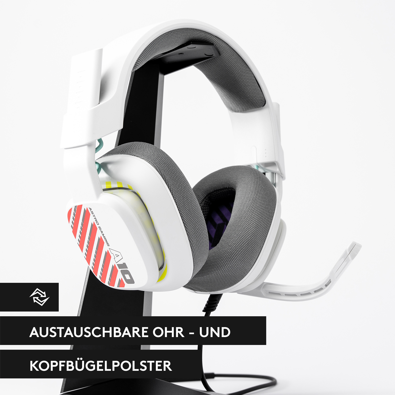 Weißes Gaming-Headset mit Ständer. Das Headset hat rote Streifen und ein Mikrofon.