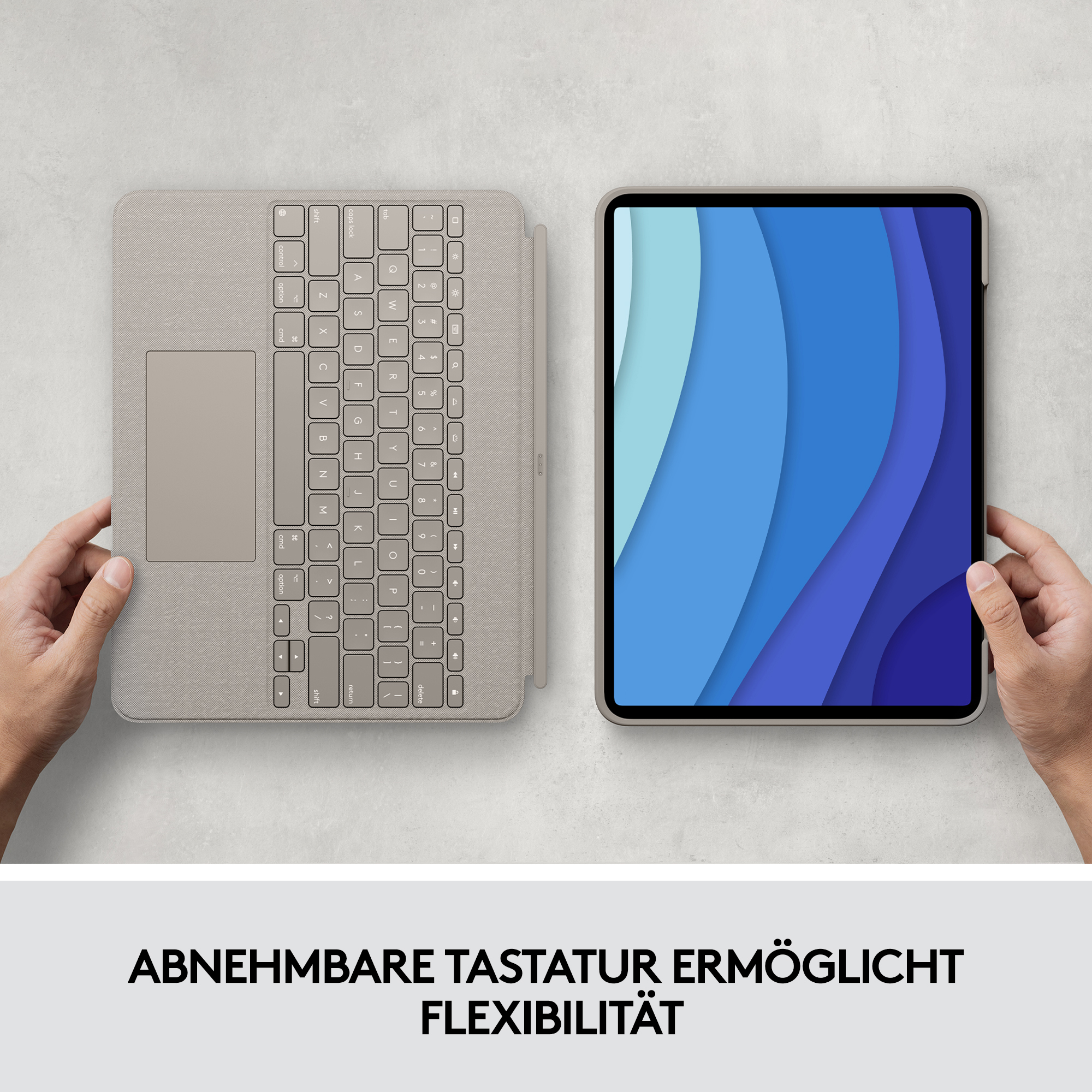 Tablet- und Tastatur-Case-Set. Das Tablet ist blau, die Tastatur beige, Hände sind im Bild.