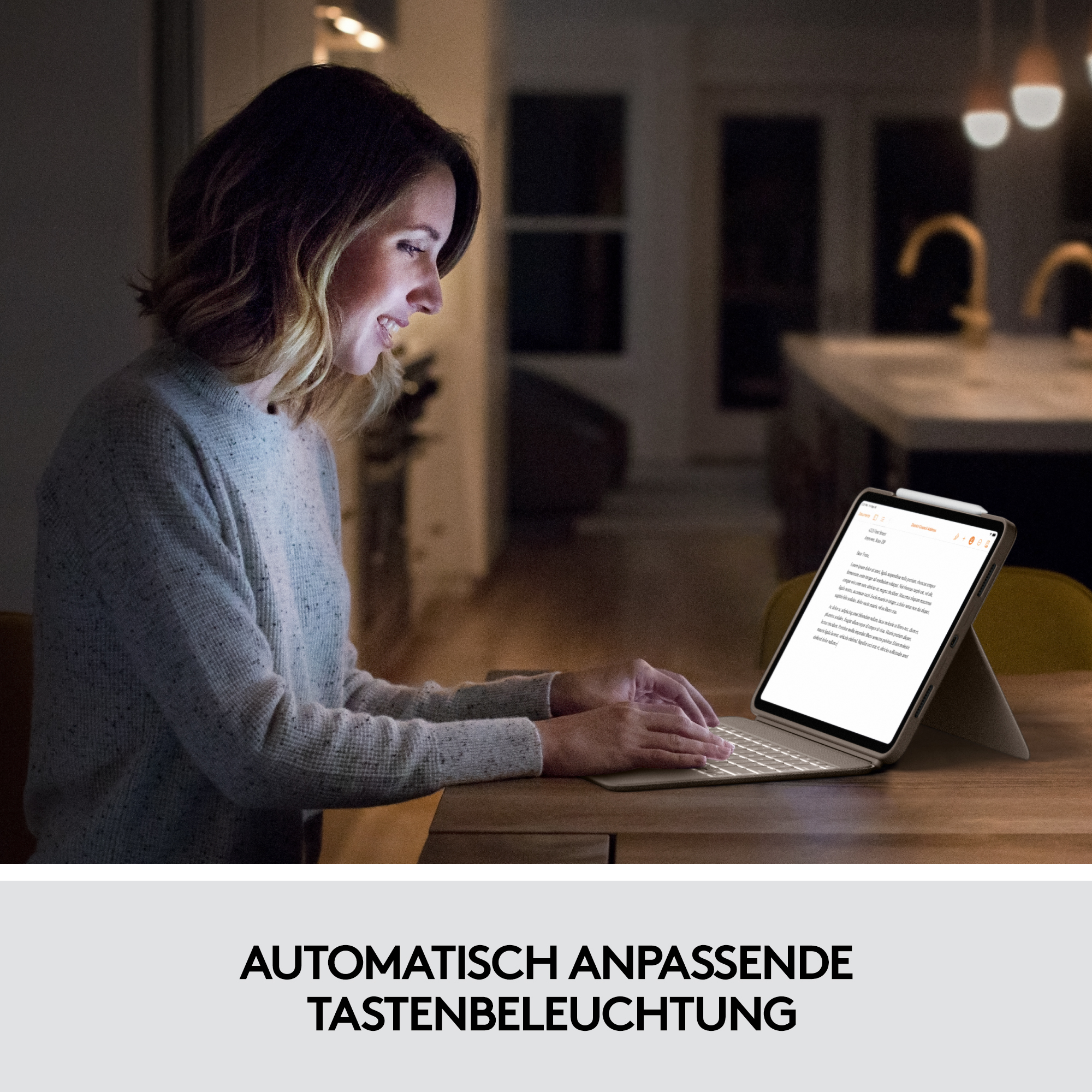Eine Frau benutzt ein Tablet mit Tastatur in einem gut beleuchteten Raum.
