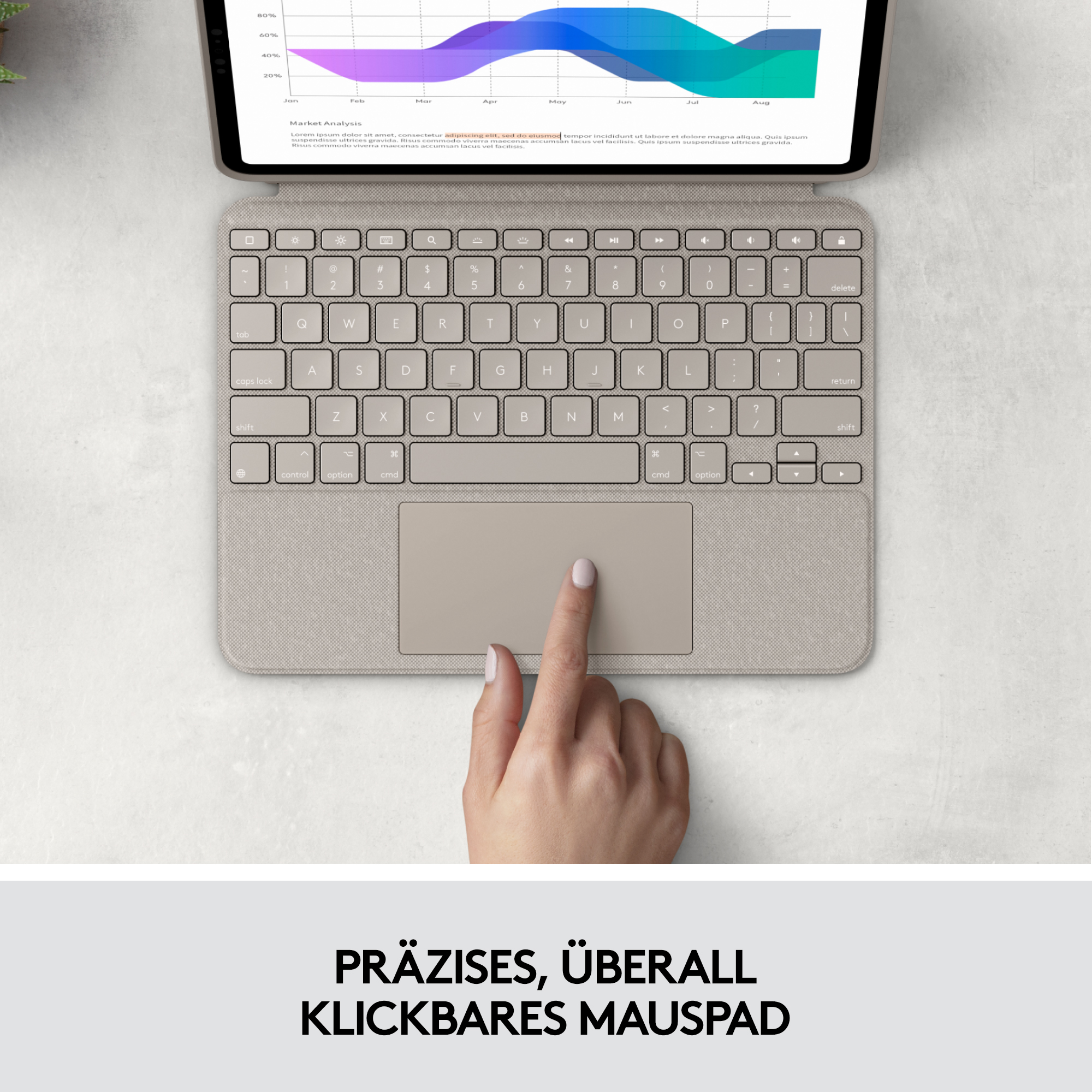 Eine Hand interagiert mit Tastatur und Trackpad eines Laptops. Der Laptop befindet sich auf einer Holzoberfläche.