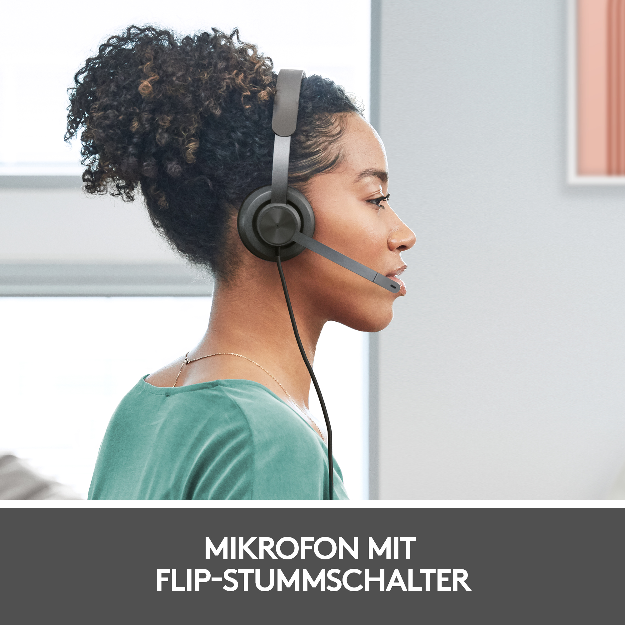 Eine Frau mit Headset im Profil. Text unten: 'Mikrofon mit Flip-Stummschalter'.