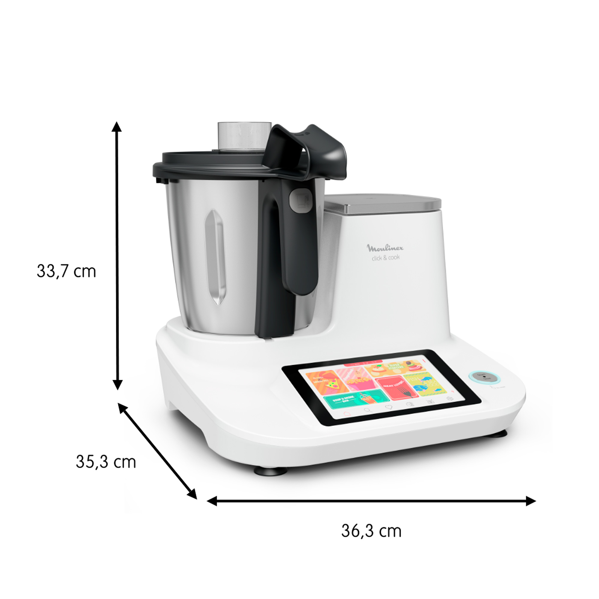 Un robot de cocina Moulinex Cook & Cook blanco con dimensiones marcadas, mostrando una pantalla táctil.