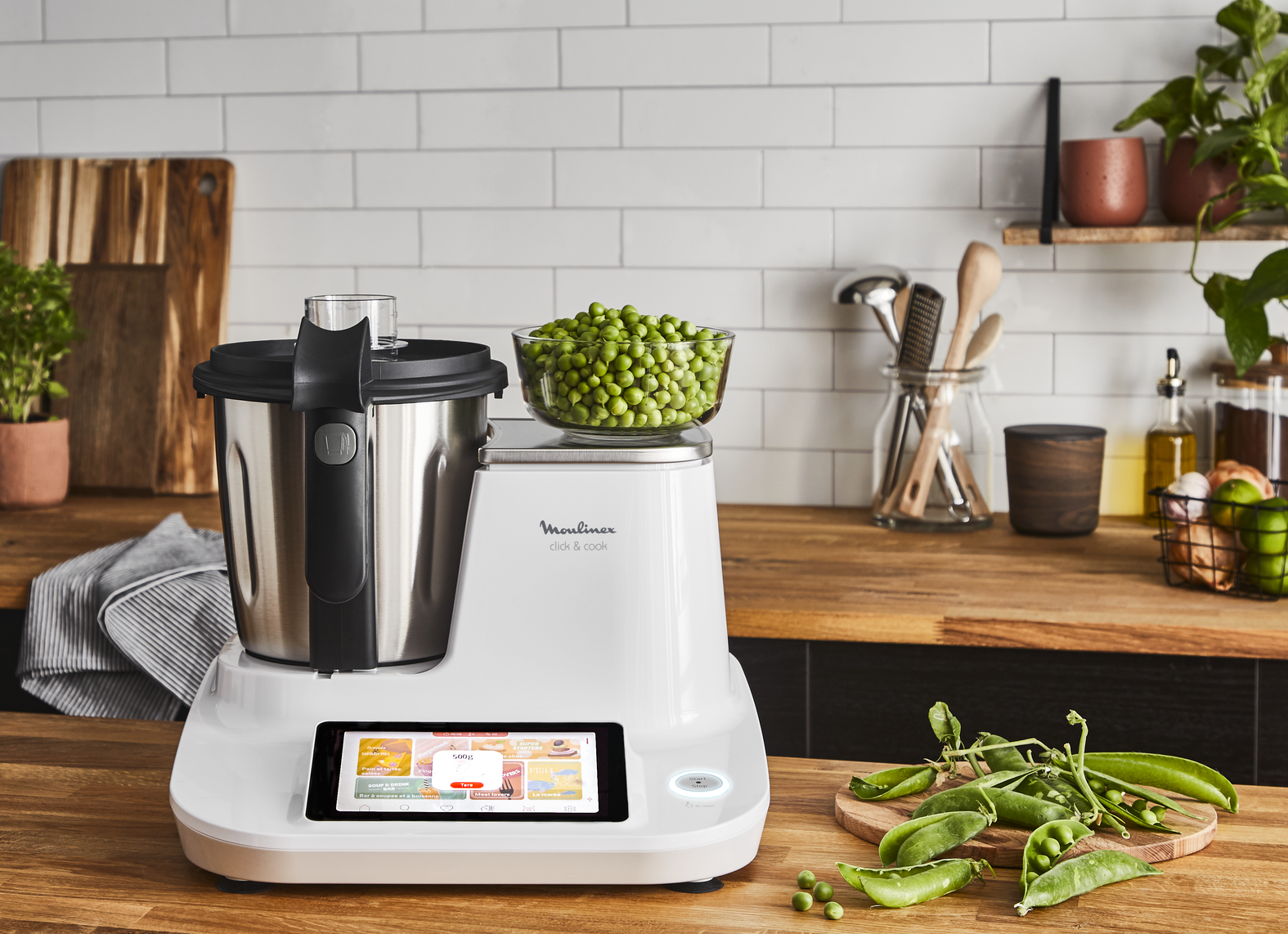 Procesador de alimentos Moulinex Cook & Cook blanco con un cuenco de guisantes y otros artículos.