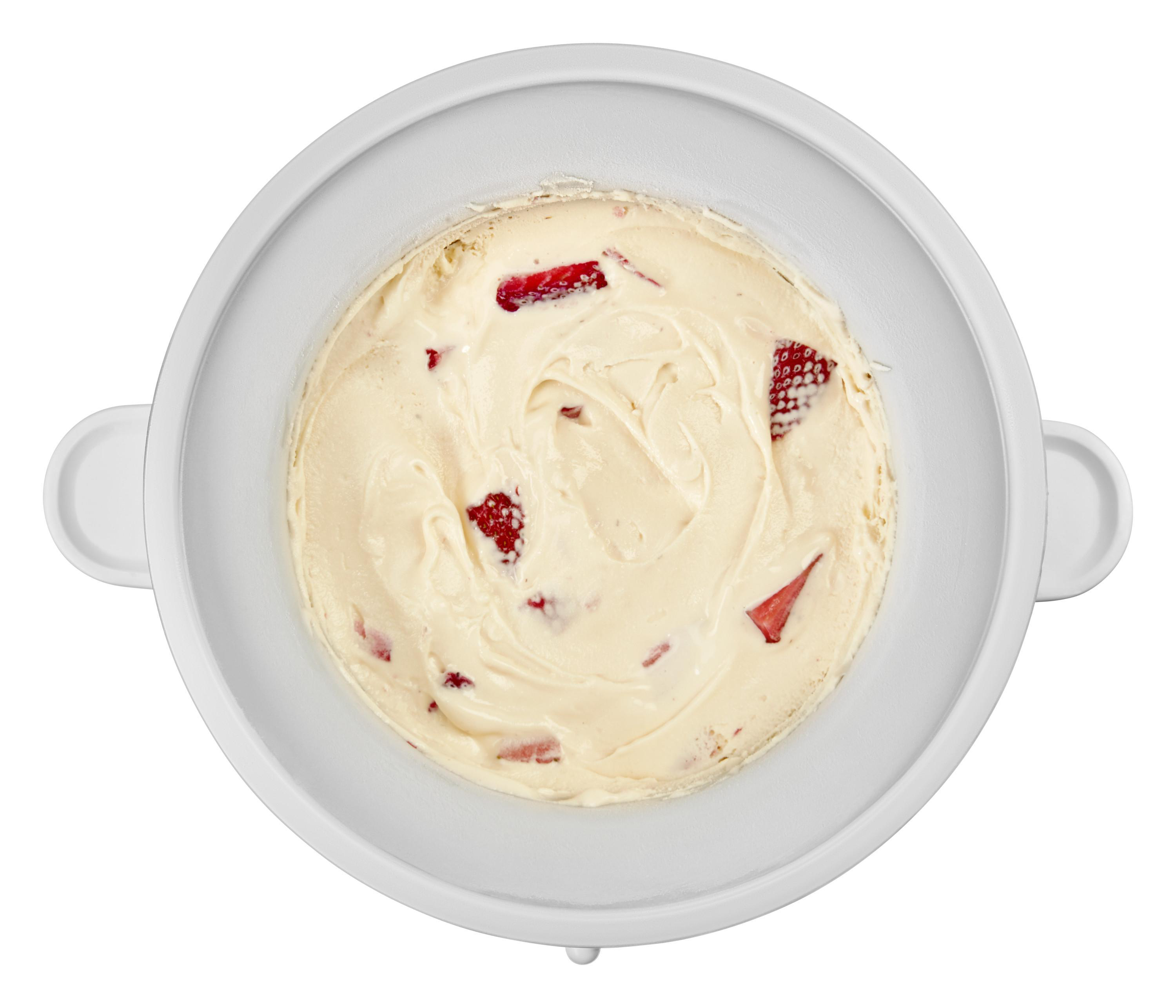Draufsicht auf einen weißen Eisbehälter mit Erdbeerstücken in Vanilleeis.