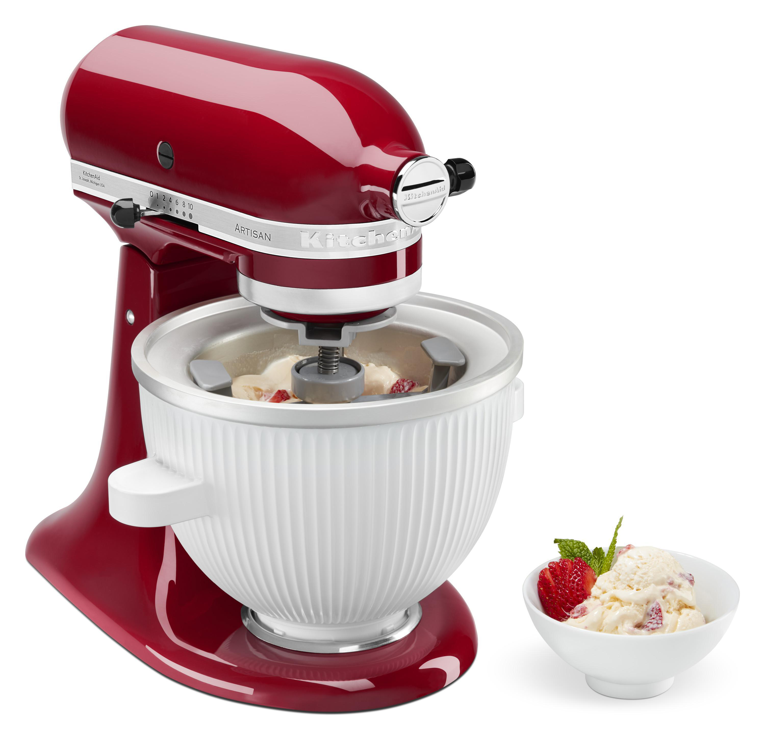 Ein roter KitchenAid-Mixer mit einer weißen Schüssel, die Eiscreme herstellt.