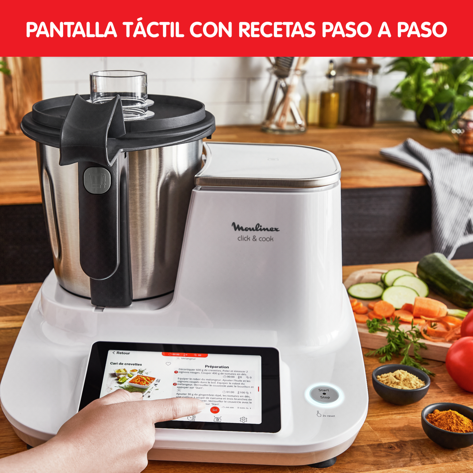 Un procesador de alimentos con pantalla táctil e ingredientes.
