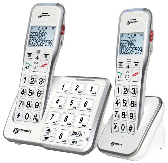 Téléphones fixes blancs. Une base et deux combinés avec de gros boutons et écrans.