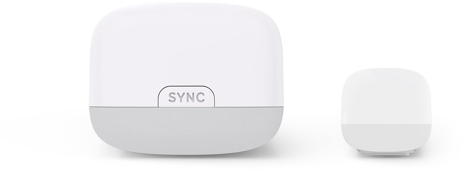 Twee witte apparaten, één met sync-knop en grijze basis.