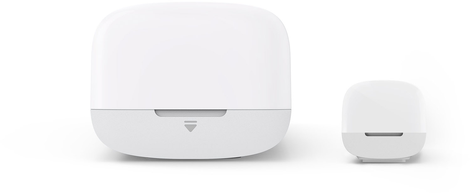 Twee witte slimme apparaten voor in huis, voor- en zijaanzicht.