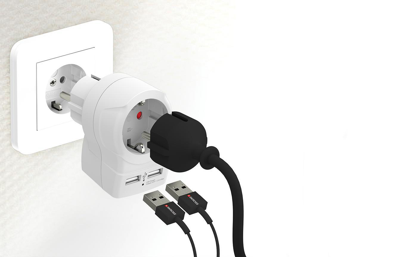 Ein weiß-schwarzer Adapter, der an eine Steckdose angeschlossen ist, mit USB-Kabeln und Steckern.
