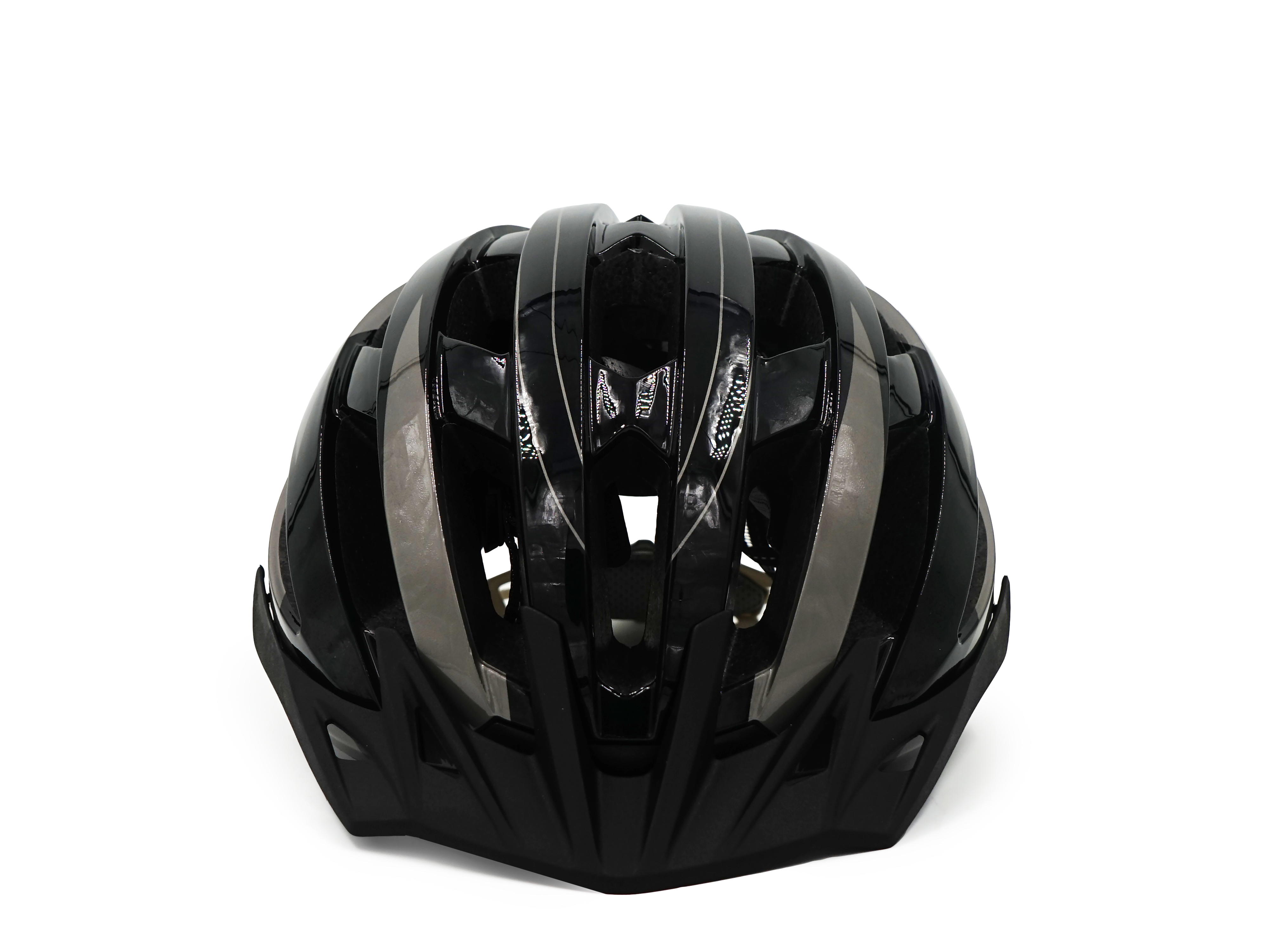Ein schwarzer Fahrradhelm mit silbernen Streifen auf weißem Grund.