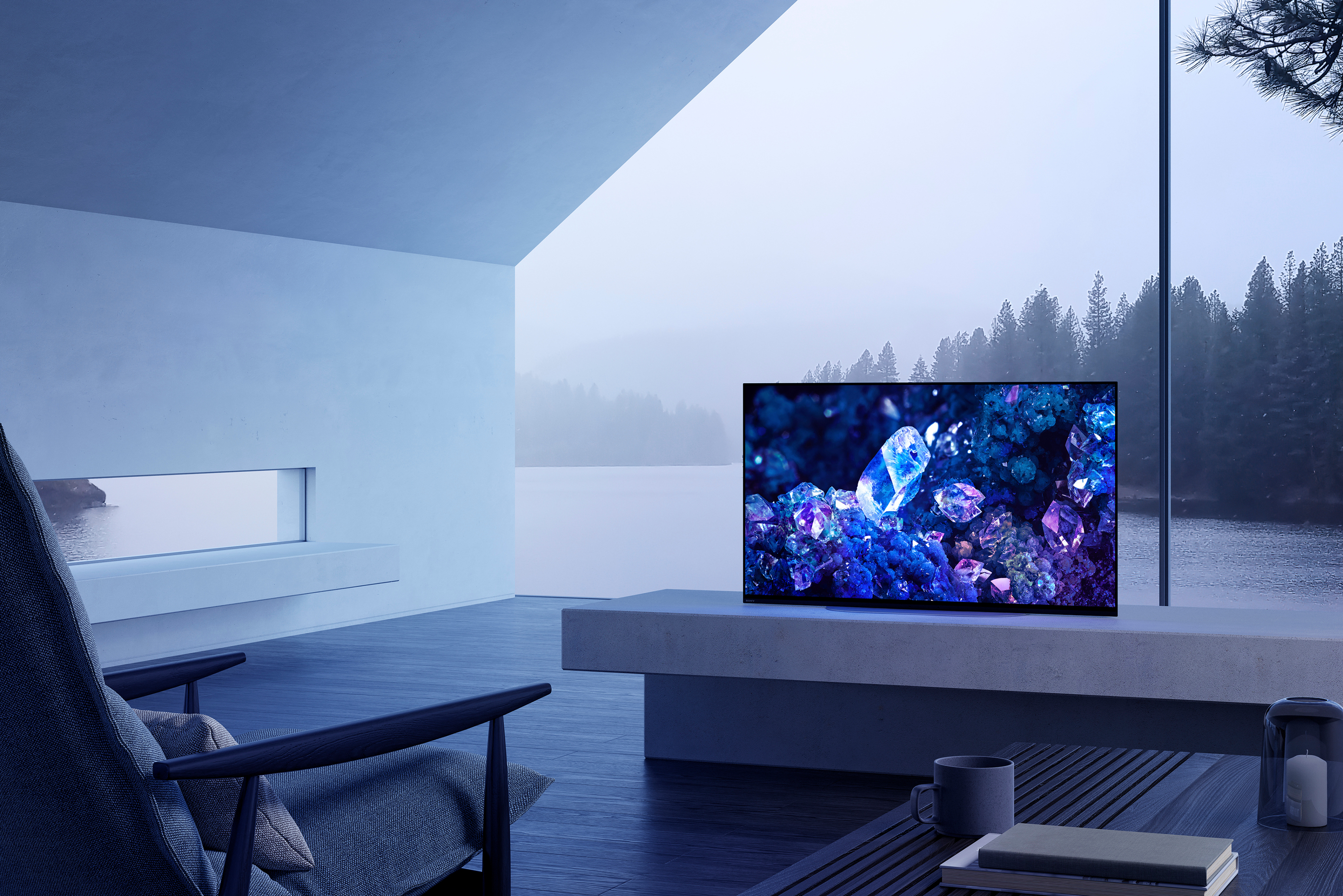 Ein modernes Wohnzimmer mit einem großen Fernseher, der ein farbenfrohes abstraktes Bild zeigt. Enthält Möbel und Aussicht.