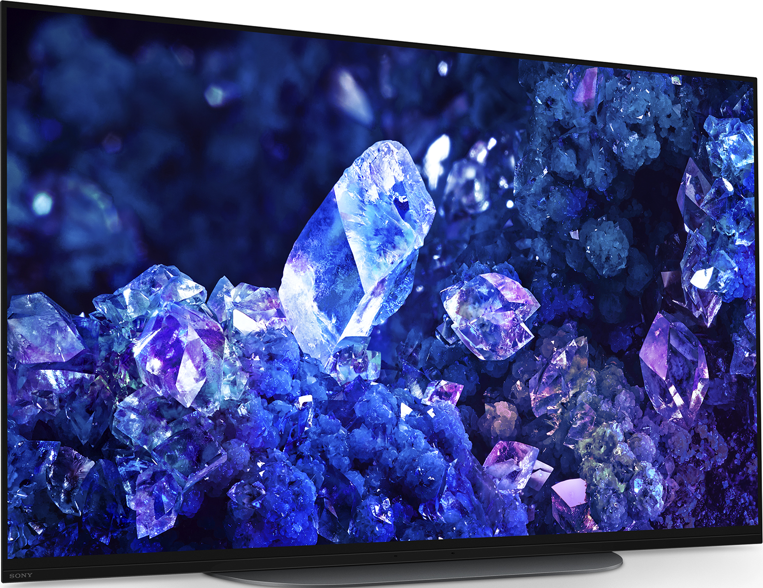 Ein moderner Fernsehbildschirm zeigt ein farbenfrohes Bild von Kristallen mit blauen und violetten Farbtönen.