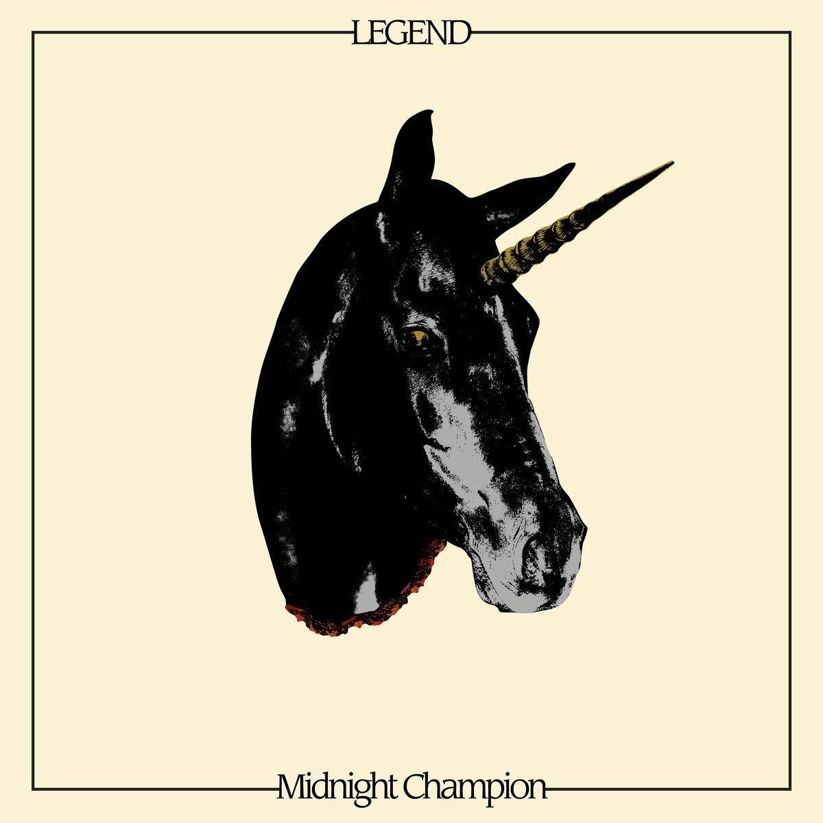 Einhornkopf-Illustration. Schwarzer Kopf, goldenes Horn. Text: LEGEND, Text: Midnight Champion.