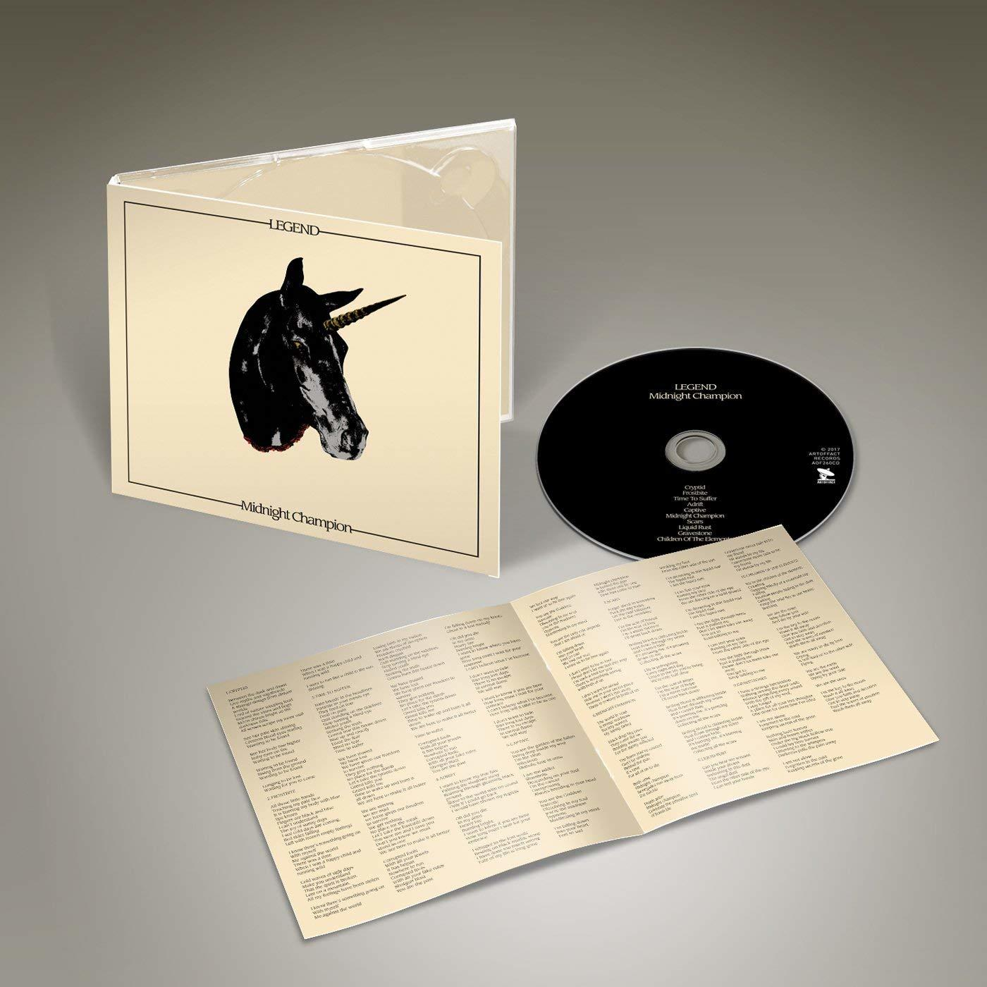 Geöffnete CD-Hülle mit CD, Albumcover zeigt schwarzen Einhornkopf. Textblatt daneben geöffnet.