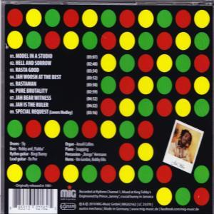 CD-Cover mit schwarzem Hintergrund, farbigen Punkten, Titelliste und einem Foto eines Mannes.