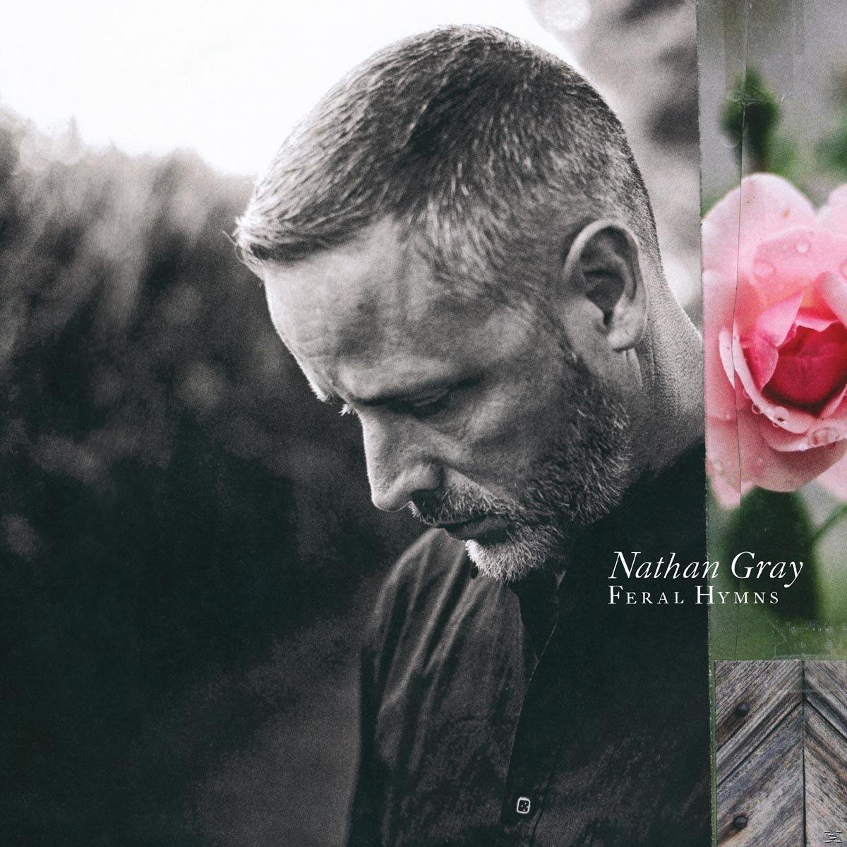 Albumcover: Nathan Gray - Feral Hymns. Schwarz-Weiß-Foto eines Mannes. Rosa Rose rechts.