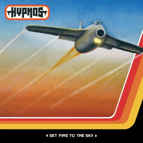 Ein Flugzeug fliegt mit Flammen im Hintergrund und dem Wort 'Hypnos'.