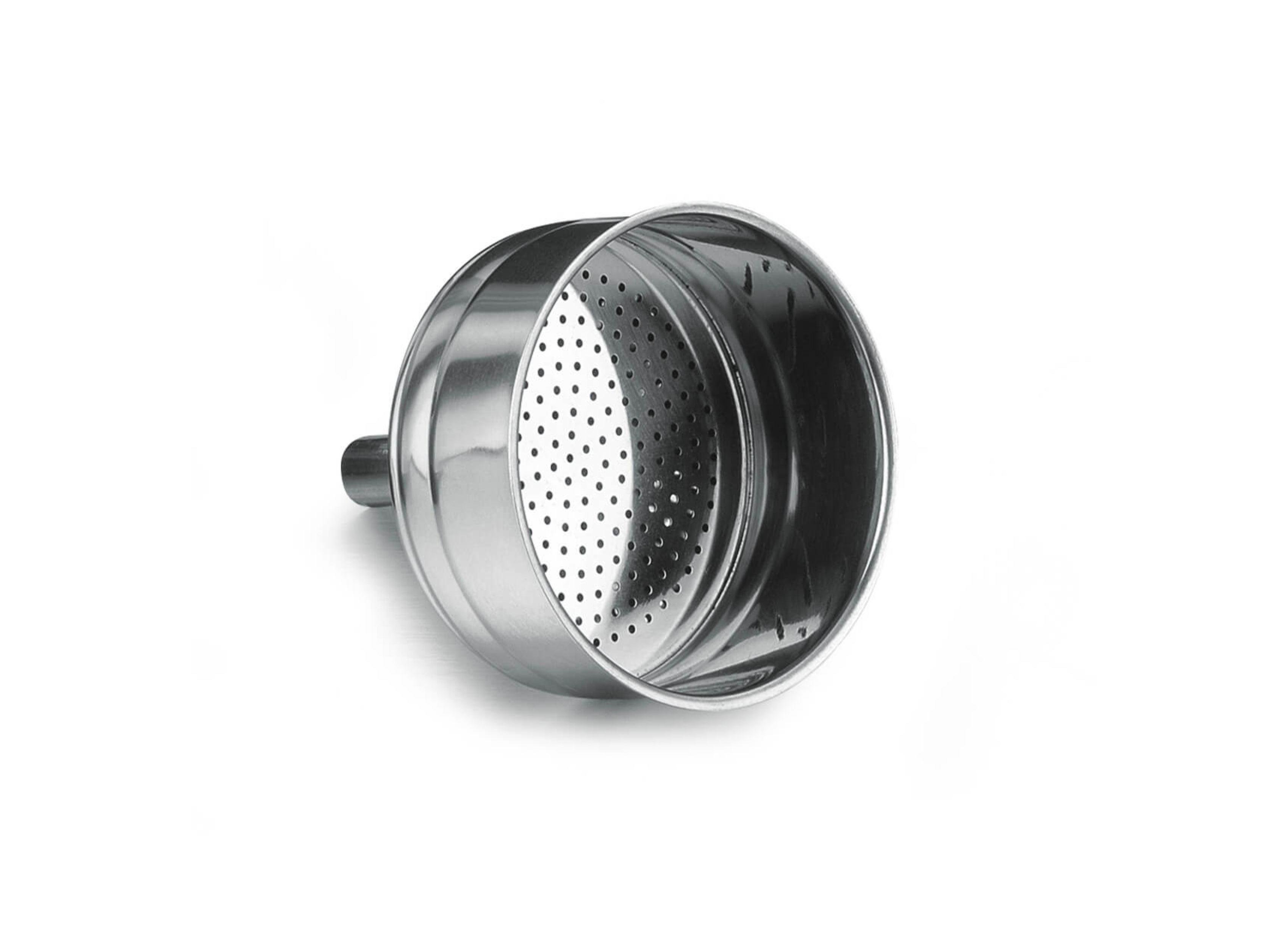 Ein Trichter aus Edelstahl mit Griff und gelochtem Boden, isoliert auf Weiß.