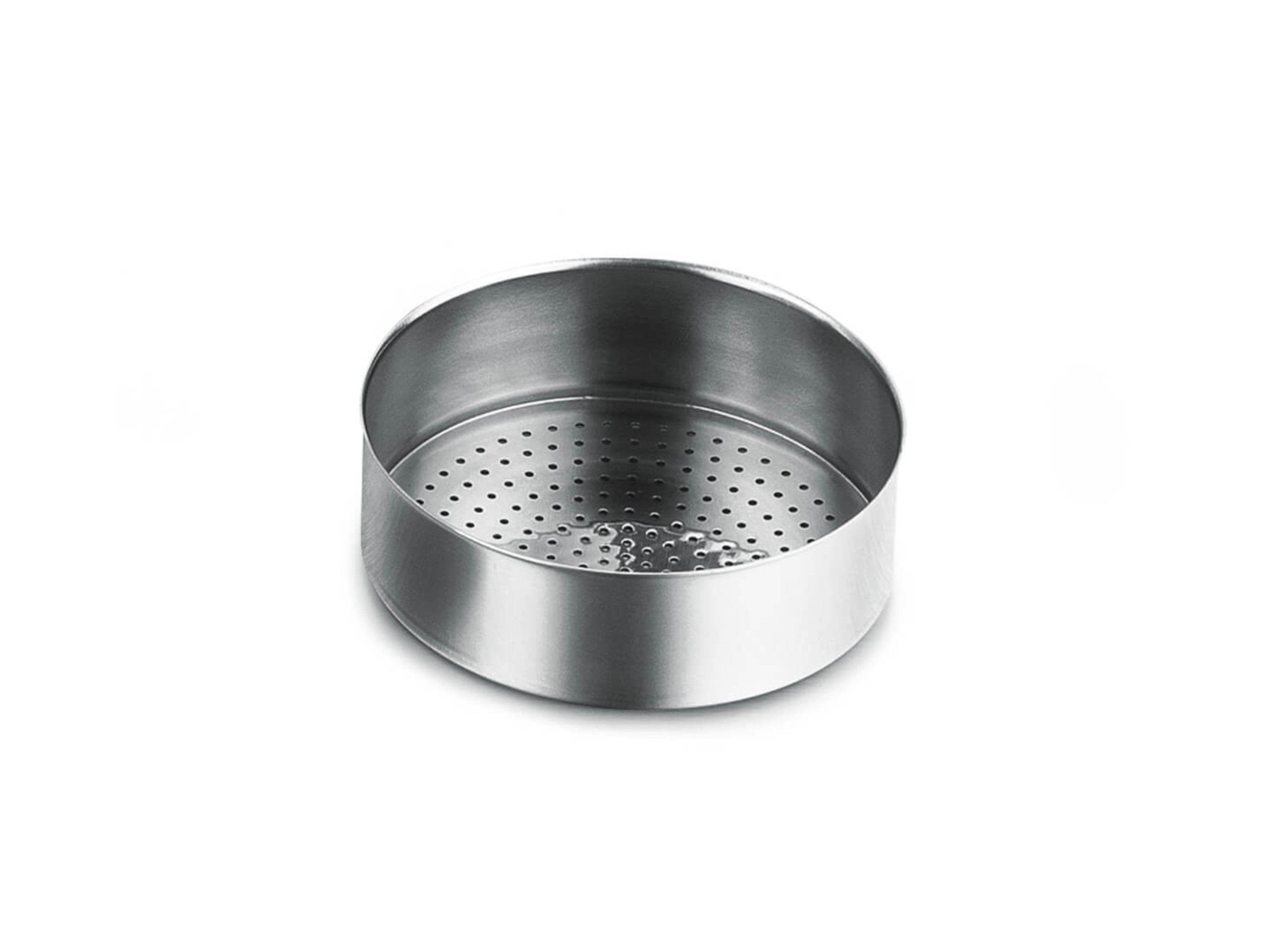 Ein Dampfkorb aus Edelstahl, runde Form, mit vielen Löchern, isoliert auf weißem Hintergrund.