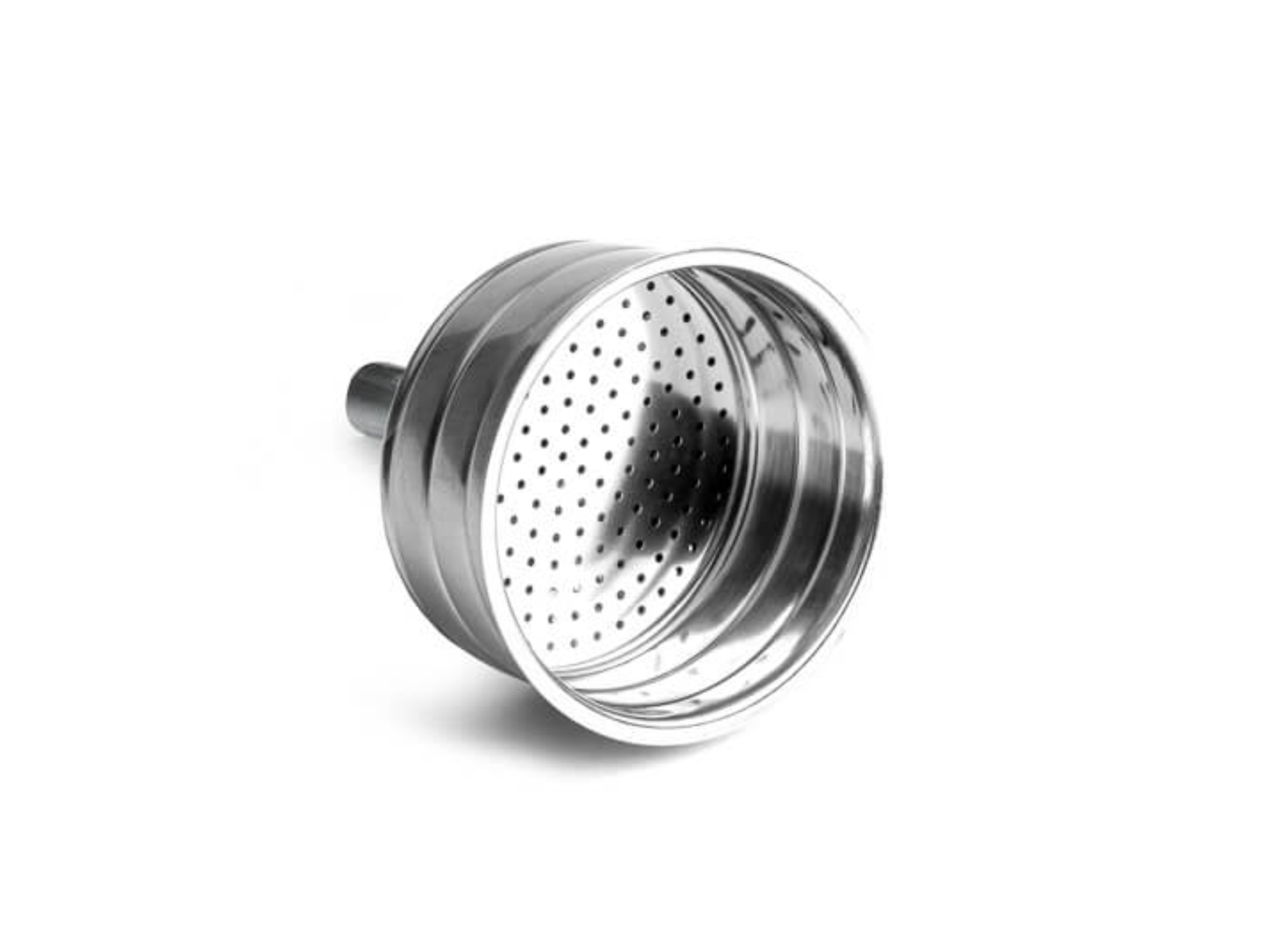 Ein Edelstahl-Kaffeefilterkorb. Er hat einen perforierten Boden und einen Griff. Isoliert auf weißem Hintergrund.