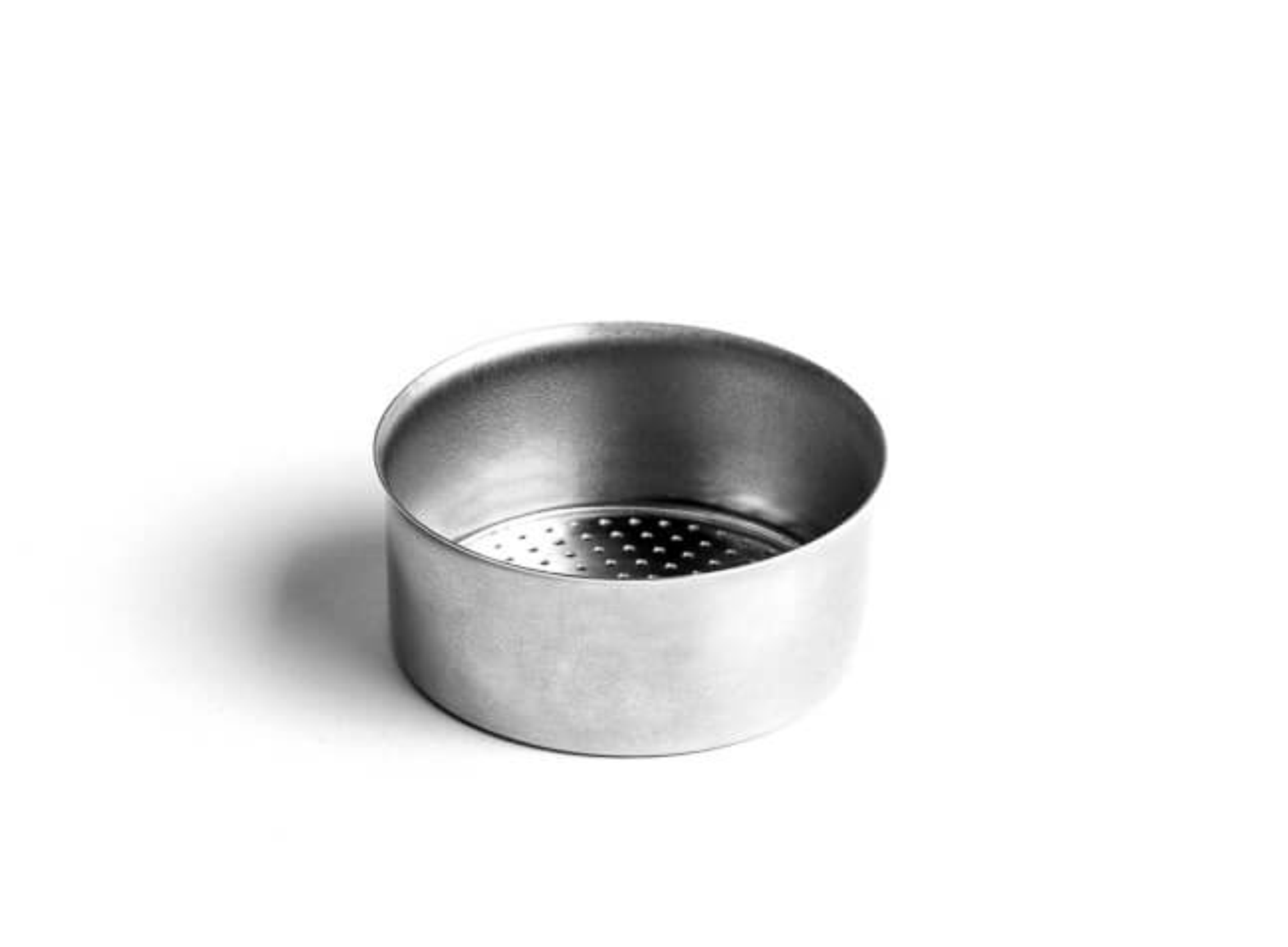 Ein metallischer, zylindrischer Sieb, perforierte Basis, vor weißem Hintergrund. Der Sieb ist oben offen.