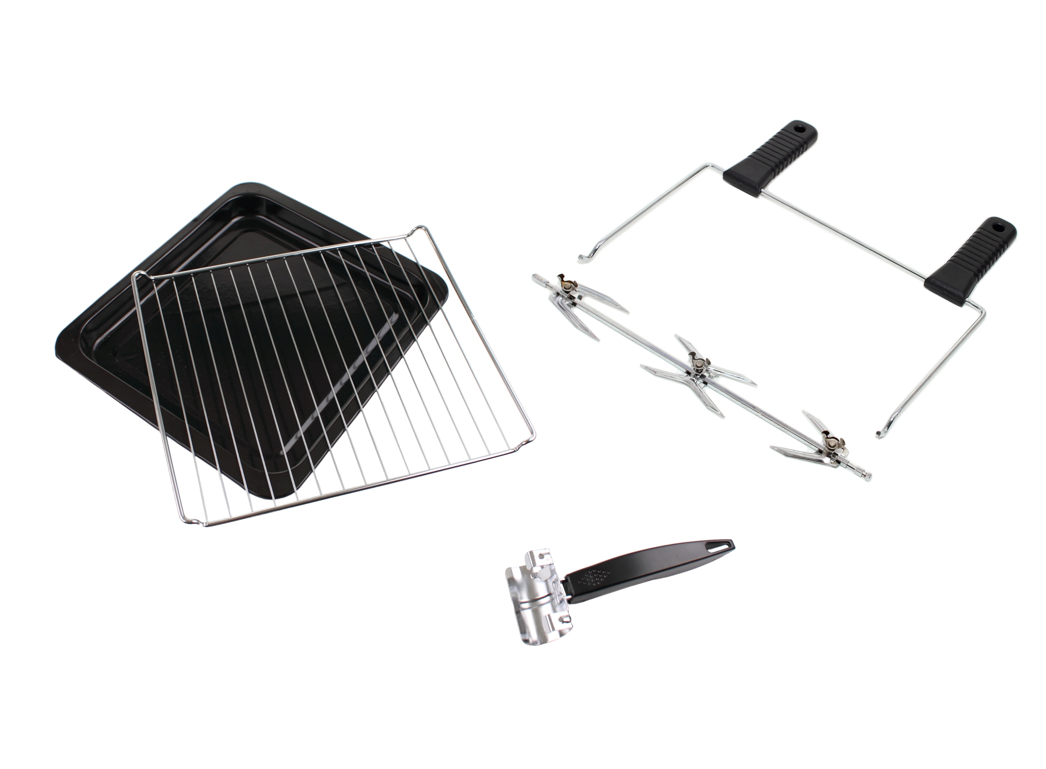 Verschiedenes Ofenzubehör, darunter ein Tablett, ein Grill und ein Drehspieß-Set, liegt auf einer weißen Oberfläche.