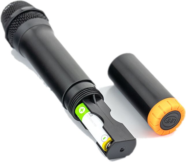 Een zwarte microfoon met een open batterijvak, waar batterijen te zien zijn.
