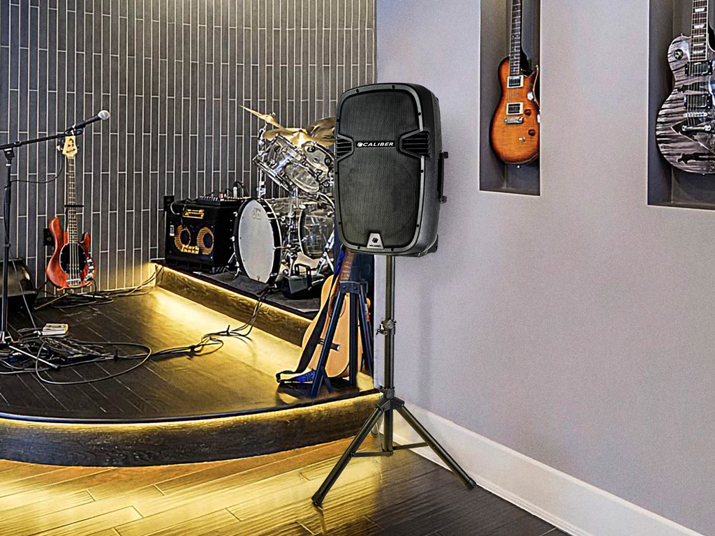 Podium met drumstel, luidspreker, gitaren en microfoons.