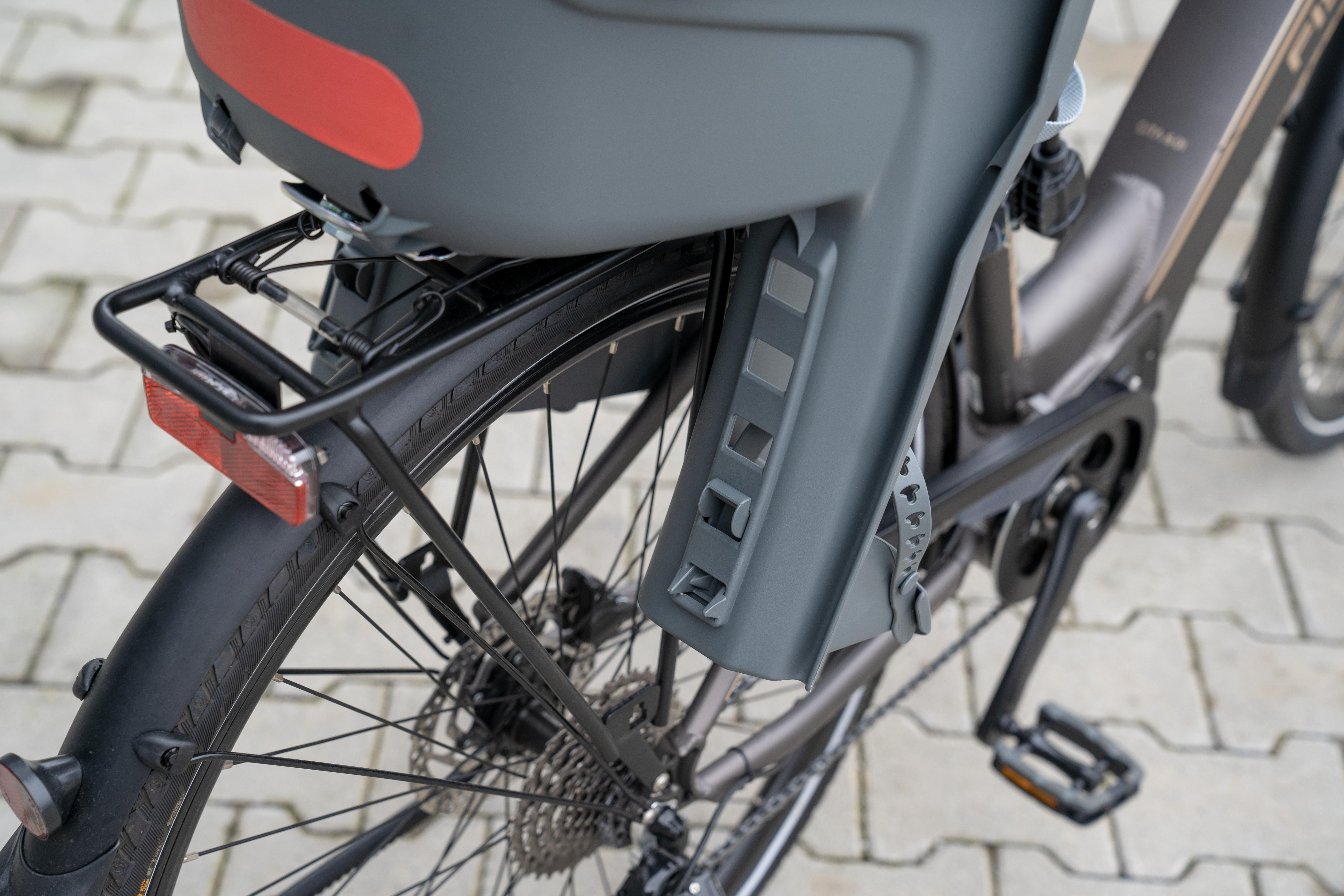 Ein Fahrrad mit einem Kindersitz auf der Rückseite.