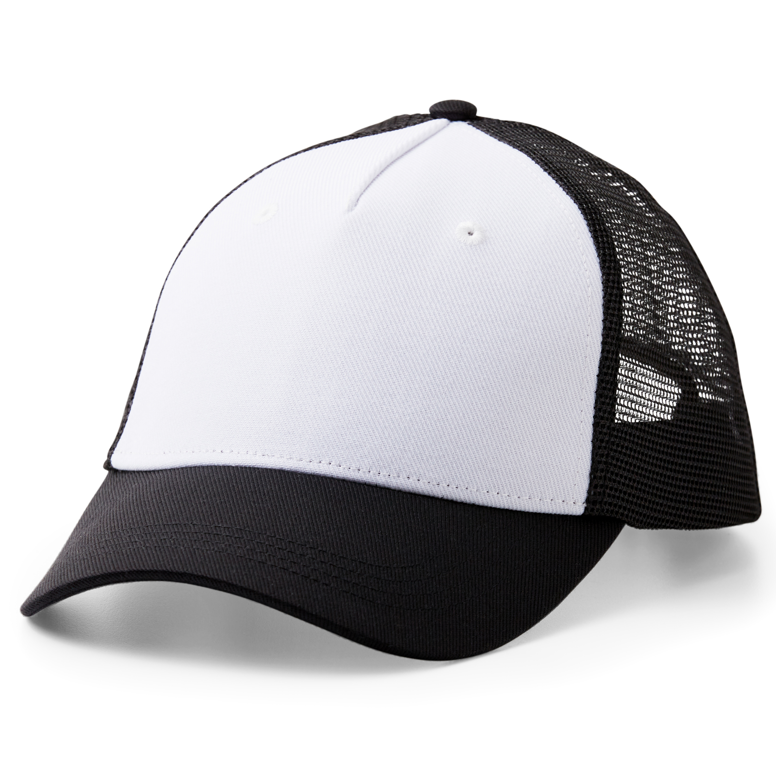 Eine weiß-schwarze Trucker-Mütze mit schwarzem Schirm und Mesh an den Seiten, auf weißem Hintergrund.