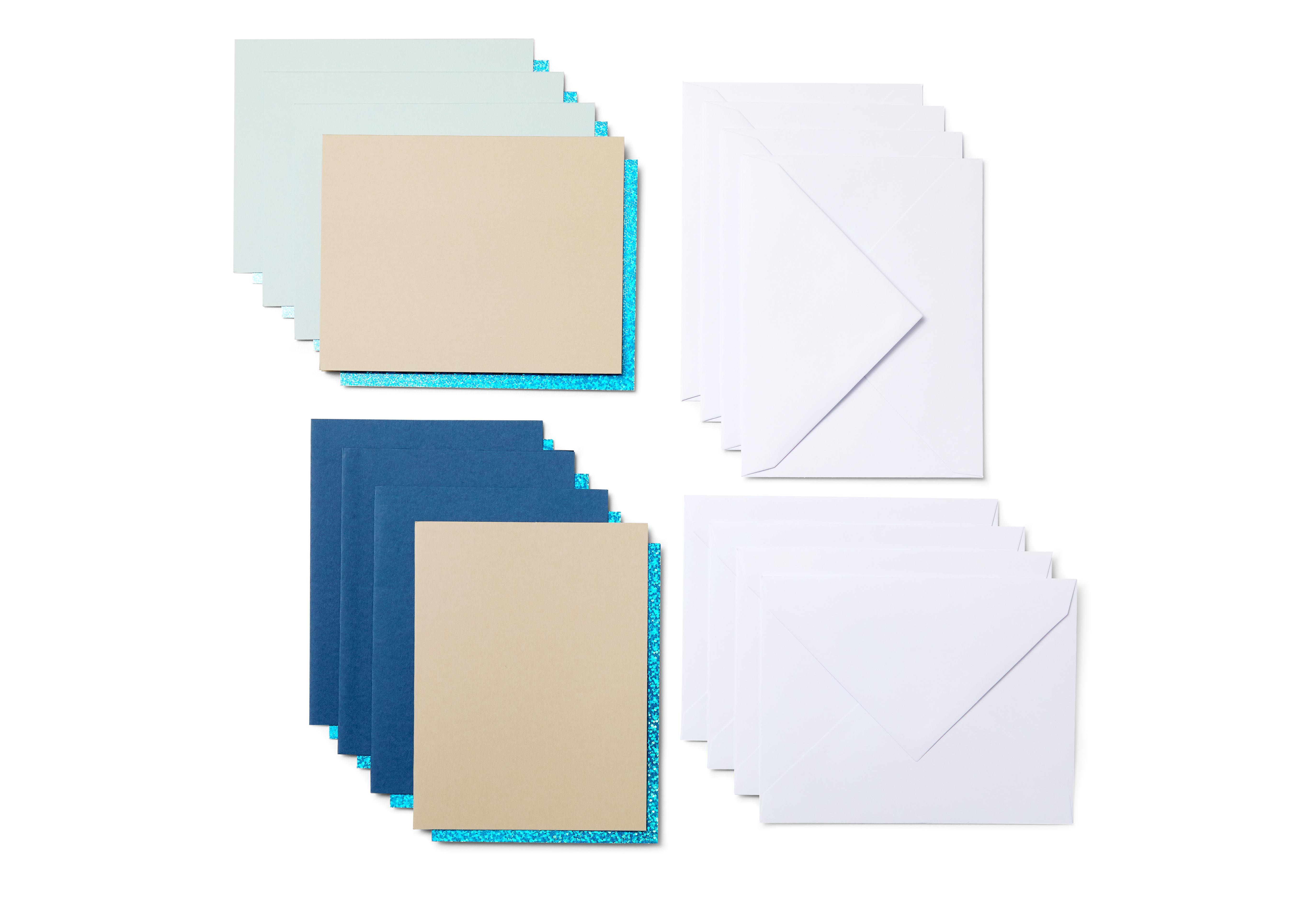 Stapel farbigen Papiers und Umschläge. Hellblaues, beiges und blaues Papier mit weißen Umschlägen.