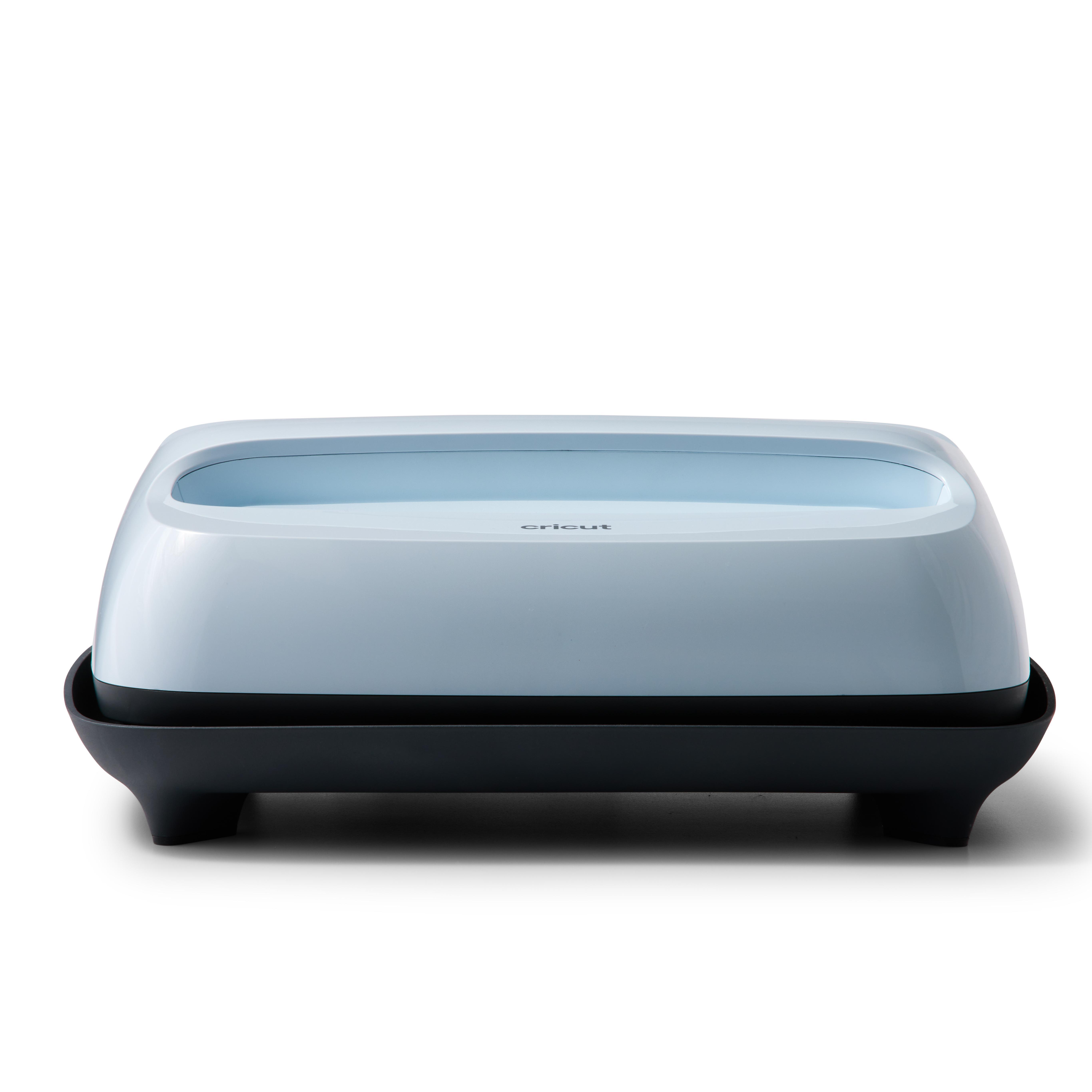 Eine hellblaue und schwarze Cricut-Maschine.
