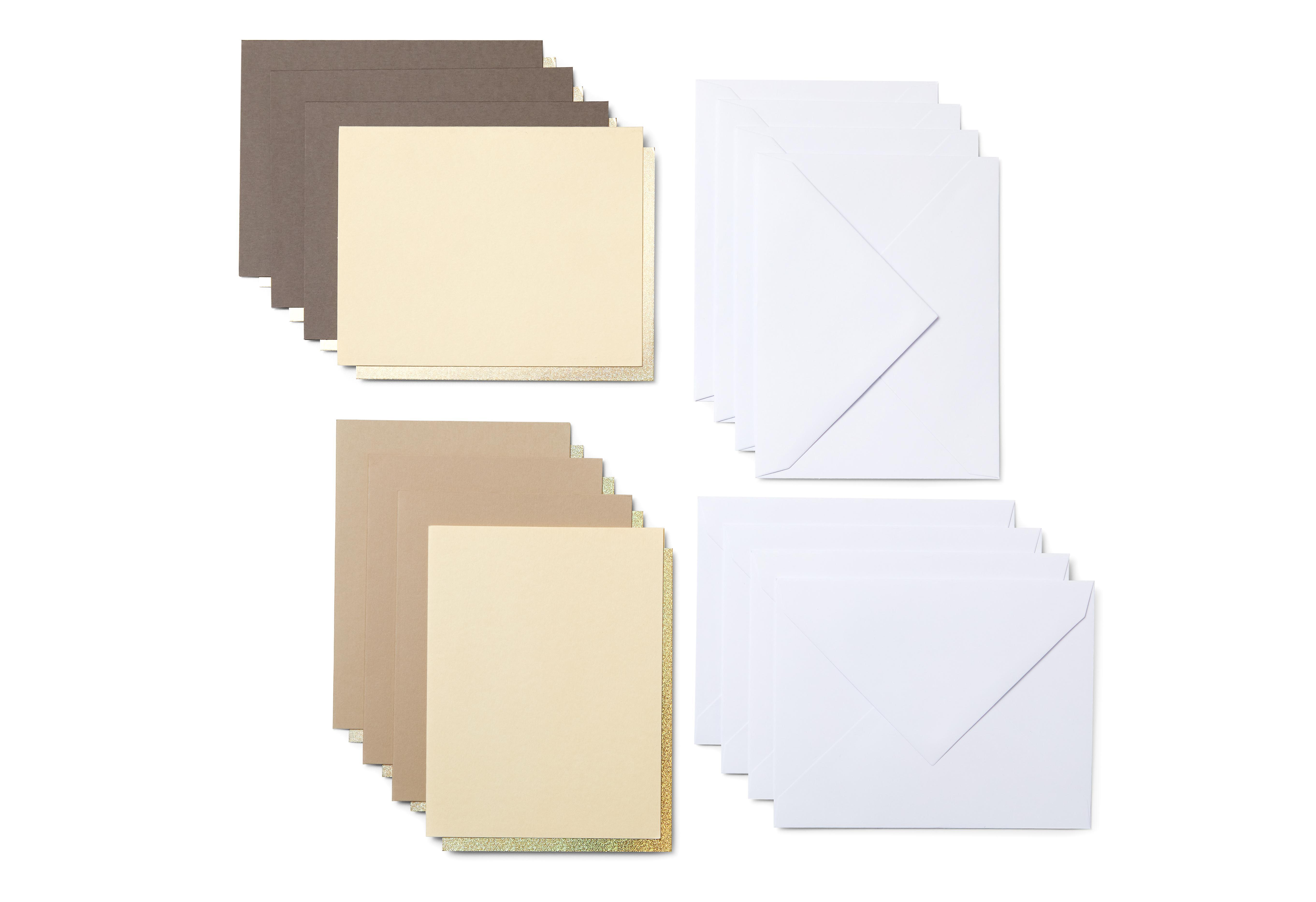 Briefpapier-Set: Sets aus Umschlägen und Papier in verschiedenen Farben. Braun, Beige und Weiß sind sichtbar.