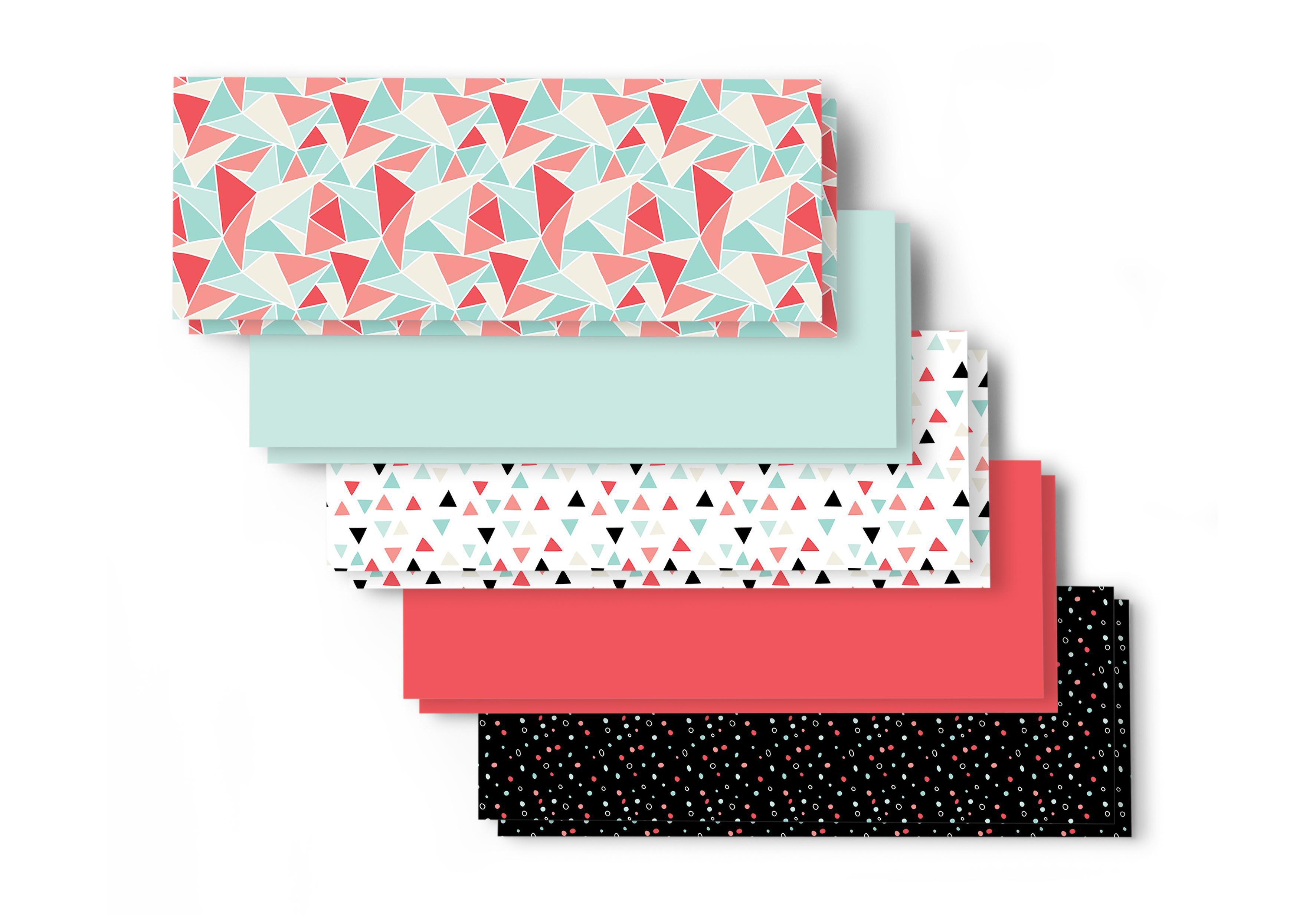 Anordnung farbenfroher geometrischer Musterkarten vor weißem Hintergrund. Farben sind Rot, Türkis, Schwarz und Creme.