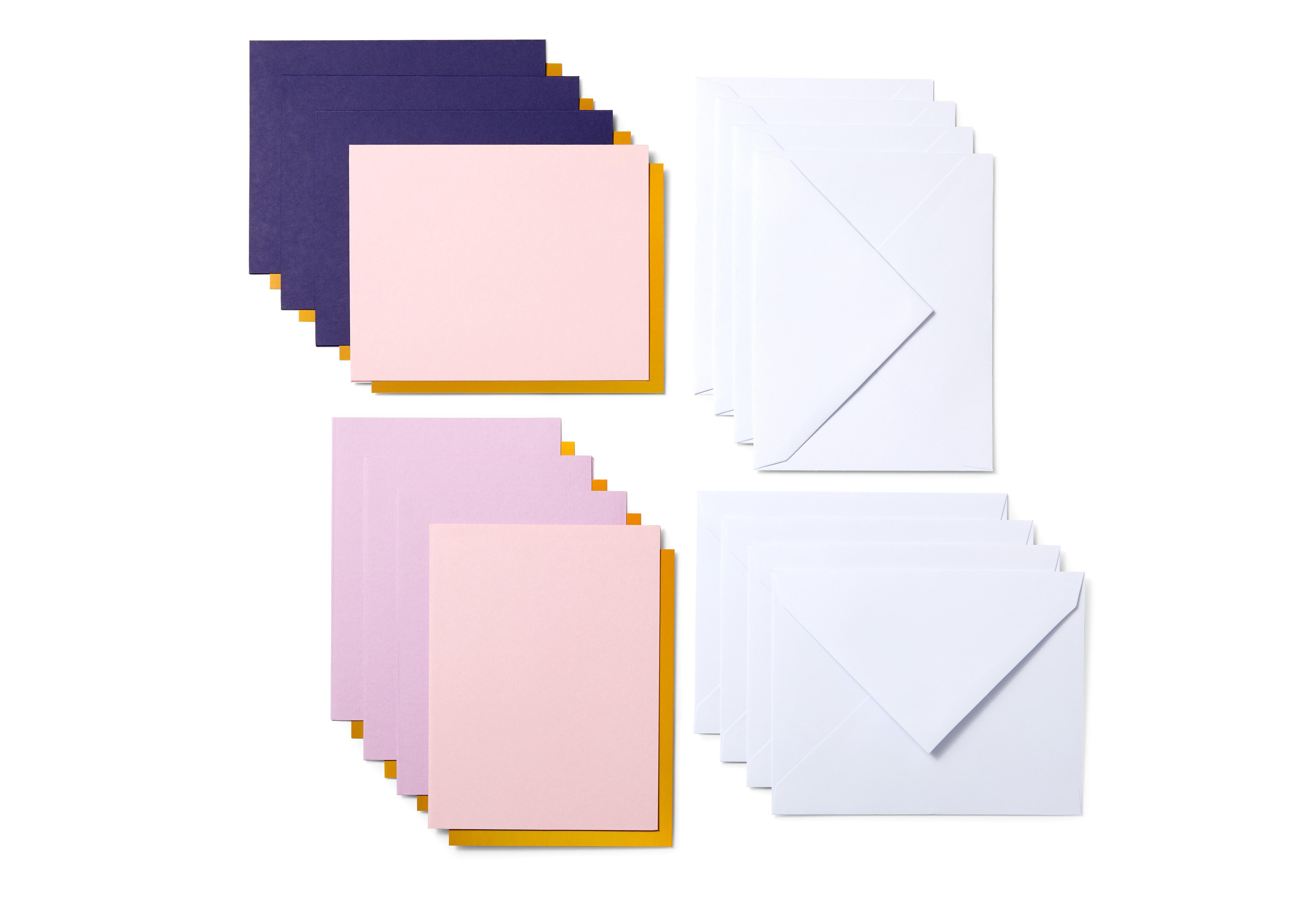 Vier Stapel buntes Papier und Umschläge. Rosa, lila und gelbes Papier.