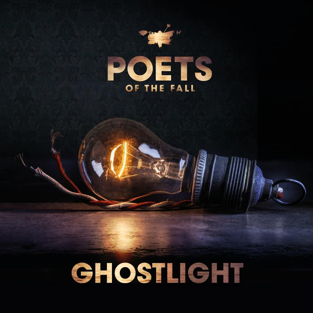 Albumcover mit einer leuchtenden Glühbirne, dem Text 'Poets of the Fall - Ghostlight' auf dunkler Oberfläche.