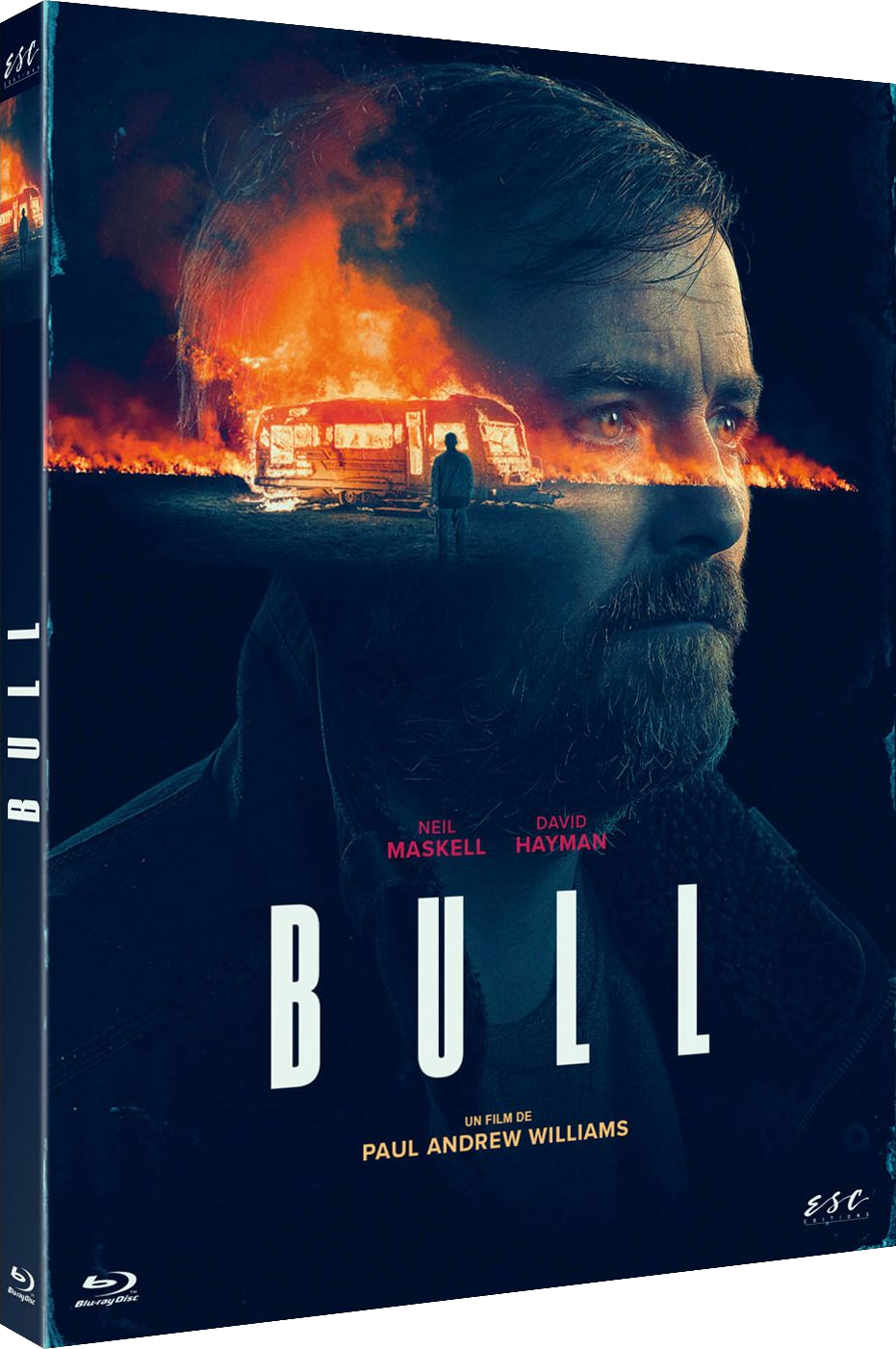 Couverture du film "BULL", un homme barbu se tient devant un véhicule en feu la nuit.