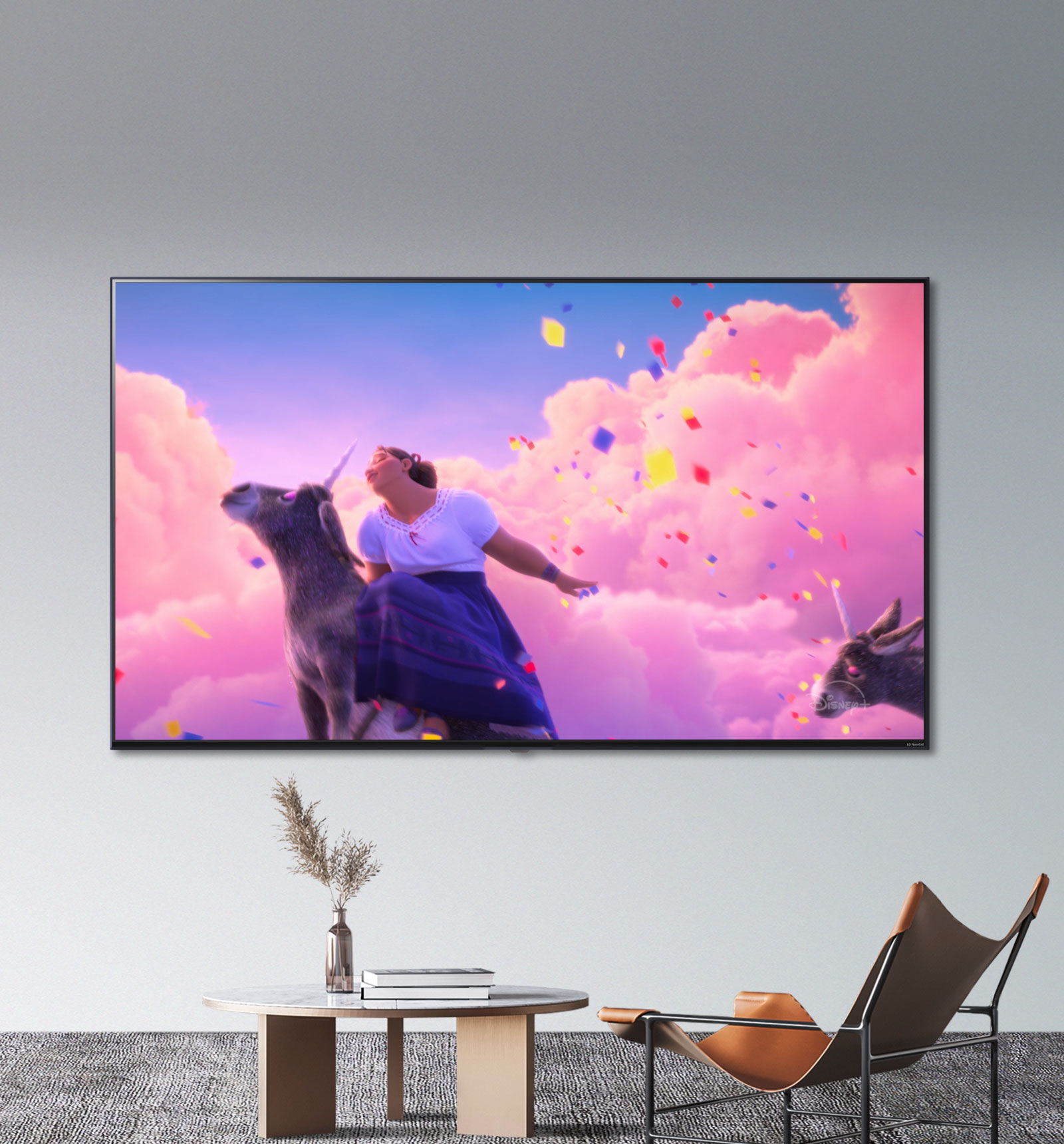 Egy TV képernyő az Encanto című filmből egy jelenetet mutat. Egy nő szamáron lovagol felhőben.