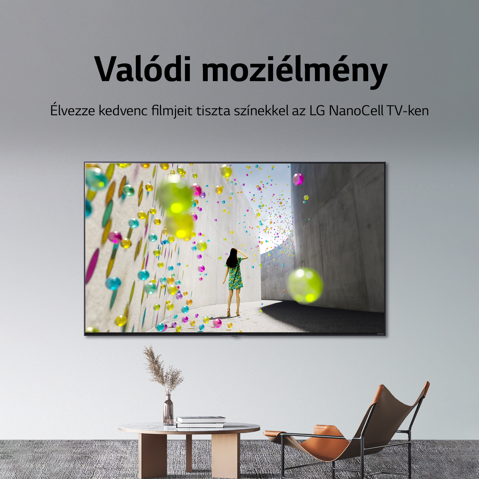 Egy TV, amely egy zöld ruhás nőt mutat színes buborékokkal egy szobában.